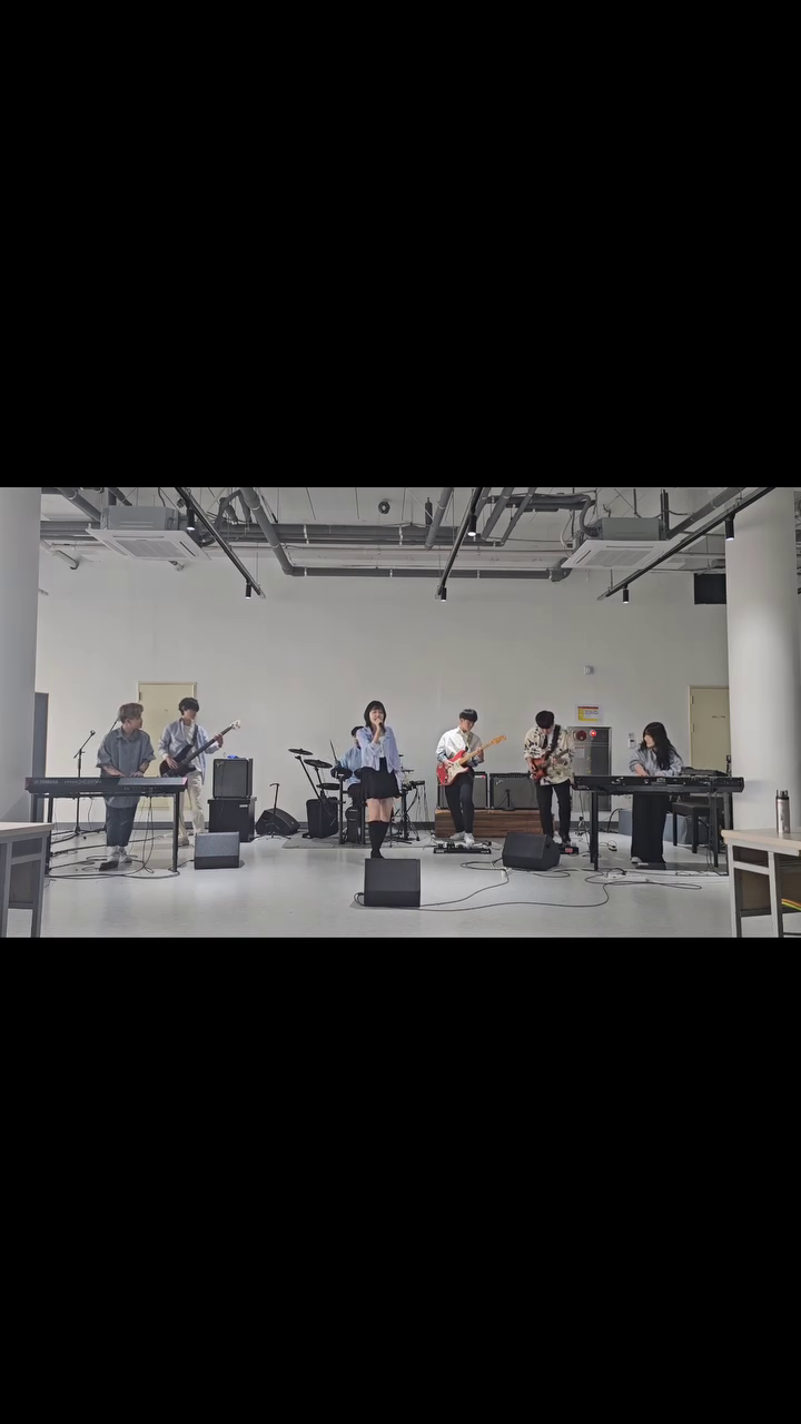 처음이자 마지막 퍼포까지 도와주느라고 몇 번이나 밤도 새고 고생했다
이제 진짜 올해 합주 끝
∴아 그리고 처음이자 마지막 베오베 ㄹㅈㄷ
Drum : jo_seung_ju05
Bass : ghanacake14
Key : goem._.v 
Key : us_in_neverland
Gtr : 23_pioneer 
Vox : yelix__x 
Gtr : @이창민이랑 팔로우하고싶다
.
.
.
.
.
#실음과 #공연 #윤하 #물의여행