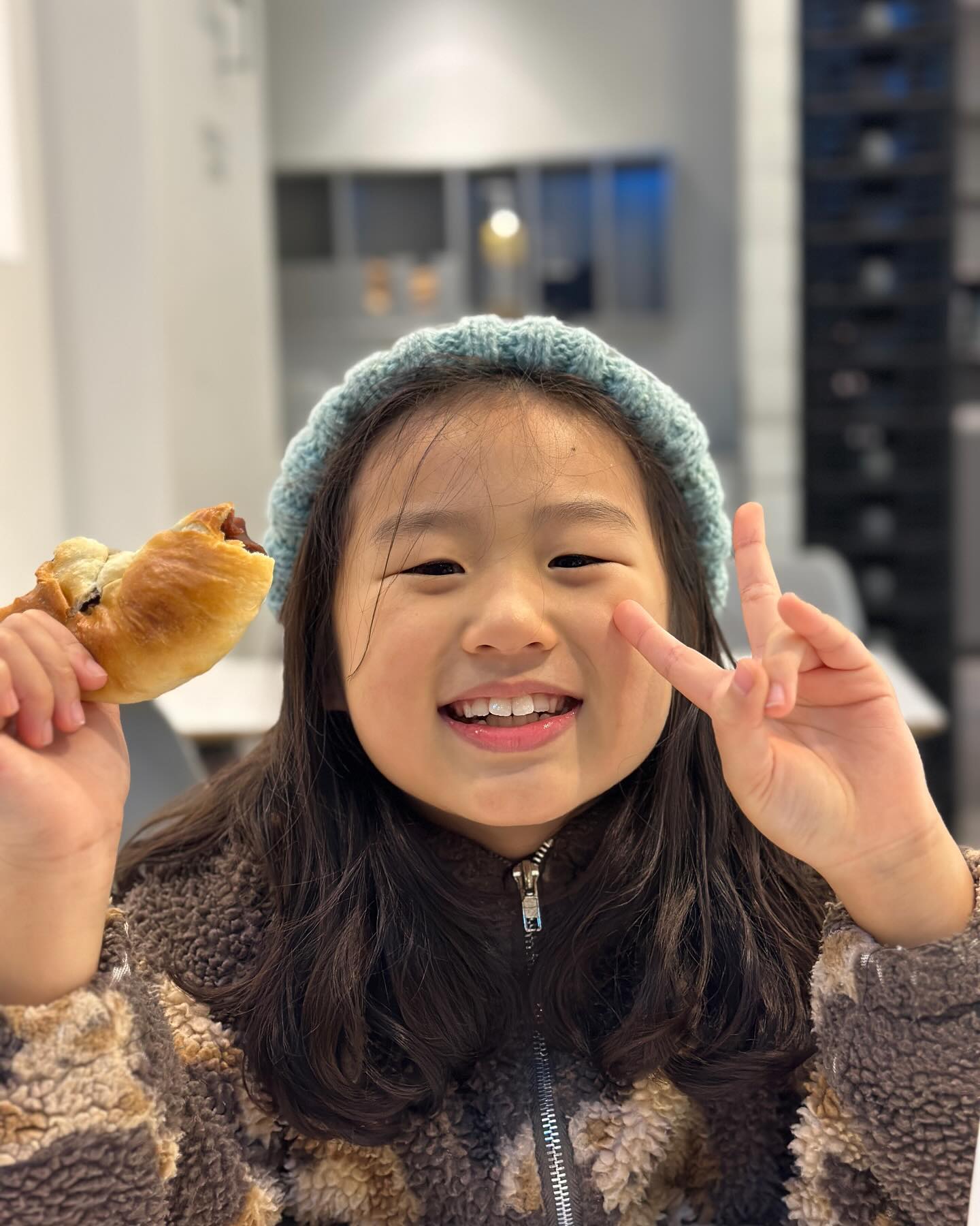 .
머리를 짧게 자르고 싶대서
미용실 예약
겨울이니 단발도 좋겠구나 🥰
이번에 교훈단 세례식 때 
준상이가 교관님 만나서 
호루라기 부는 법 잠시 배웠는데
해병교관님이 그렇게 부는게 아니고
앞니로 호루라기를 딱 물라고 말씀 하셨는데
준상이 헤벌쩍 웃는거 보고 포기하심 ㅎㅎ
앞니나면 다시 찾아뵙겠습니다.
.
.
#유남매#곧단발머리#앞니없어호루라기못분사연#담에제대로배워보자