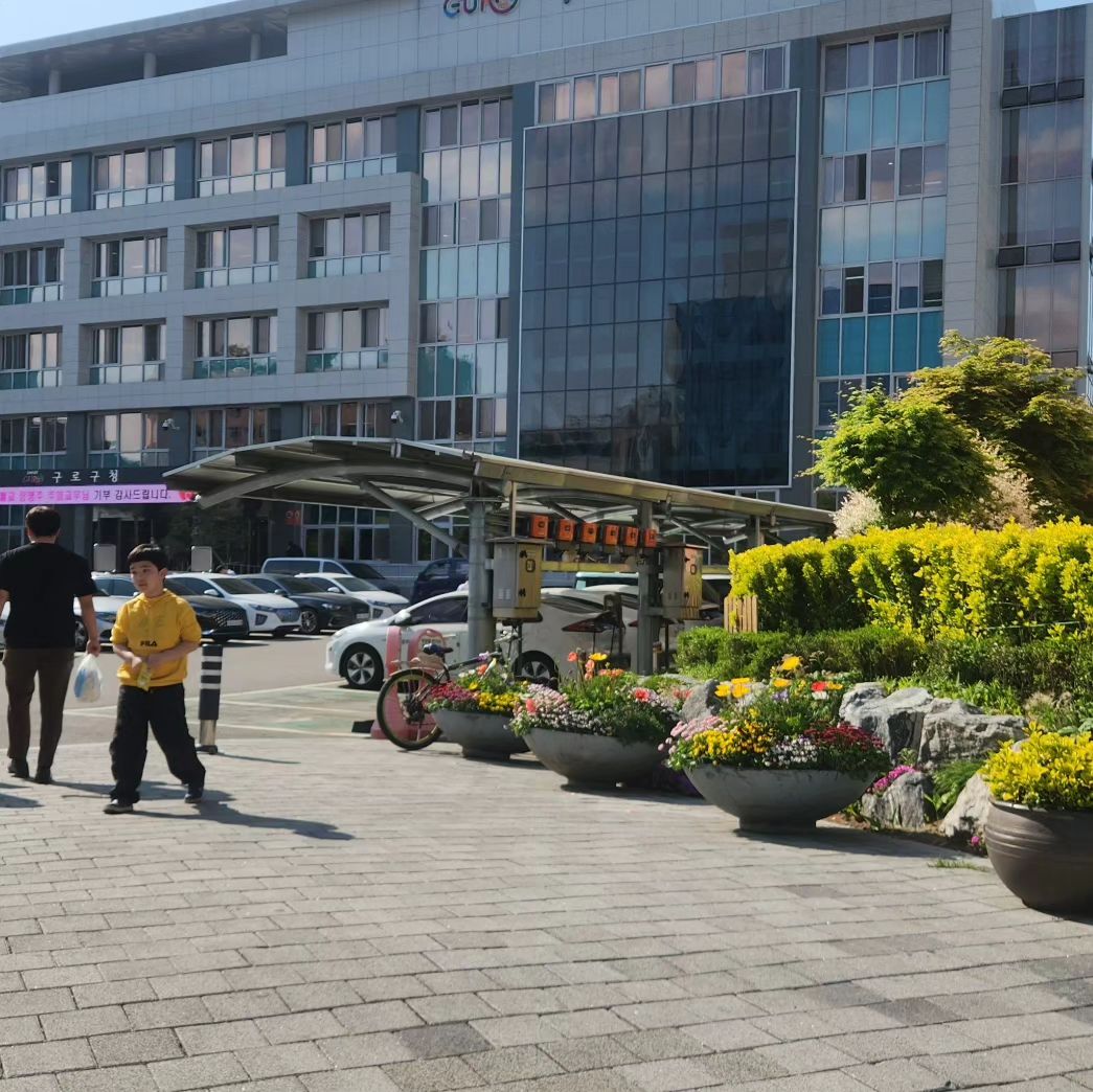 구청 앞  정자가 있던 넓은 공간
그 공간에서 어르신들은 소소한도박 을 즐기시며 쉬시고 눈살을 찌푸리게 만드시기도..
근데 어느날 몇일간  뚝딱! 기념식수들이  심어지고 화단이 조성 되었다.
불필요한  싸움 없이  어르신들의 사행성행동을 차단하는 방법으론 좋은듯 하나 그  많은 어르신들의 시간을 채워줄  공간은 어떻게 해결해줄까? 
어르신들도 너무하시긴 하지. 하지말라하는거  안하시면되는데 .. 결국..