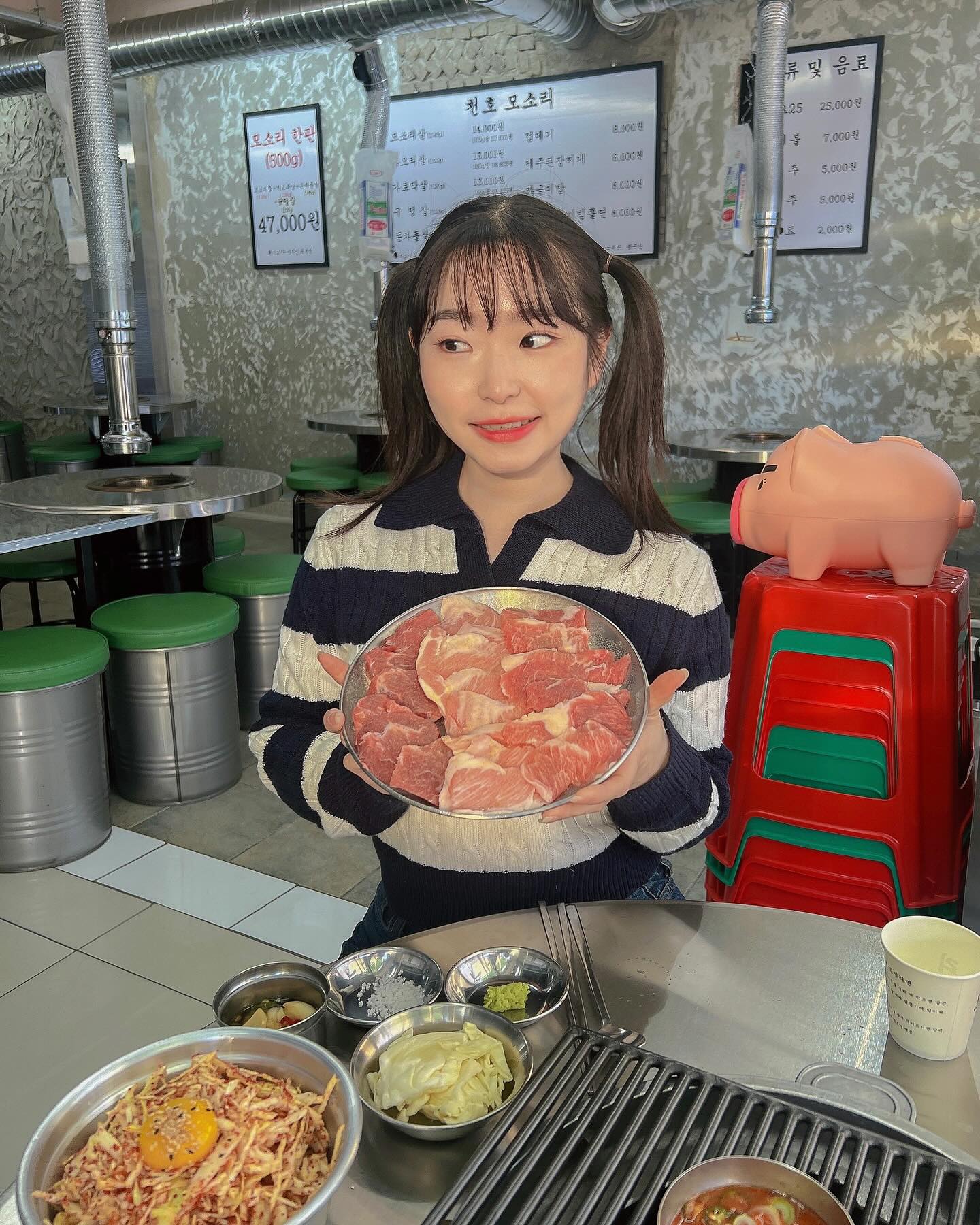 •광고•
뭐든지 특수부위 제일 좋아하고 안먹어본 고기 부위 사랑하는 .. 저에겐 최고인 “천호모소리“입니다 😍

천호모소리는 제주도에서 직접 고기를 받고 날마다 직접 손질을 통해 좋은 퀄리티의 돼지 특수부위를 제공하는데요 👀

제가 먹어본건 모소리 한판이였어요 !! 고기 이름을 보니 다 처음 봤어가지구 여러가지 먹어보고 싶어서 한판으로 주문했답니다 ☺️

메번 먹는 삼겹살과 목살 외에 다른 느낌의 부위들이 어떤 부위는 소고기처럼 부드럽기도 어떤 부위는 항정살처럼 고소하기도 했어서 너무나 저에겐 역시 고기가 최고입니다 🥩

그리고 무엇보다 직원분들이 세상 천사십니다 .. 보통 고기집을 가면 고기를 알아서 굽게 냅두는 곳이 많은데 공휴일에 갓음에도 친절하게 한부위한부위 설명해주시면서 가장 맛있게 먹을수 있는 방법도 안내해주셔서 넘넘 맛나게 먹구왔답니다 👀

그리고 정말 된장찌개가 .. 너무너무 맛있엇어요 텀블러에 싸올뻔했어요 밥없이도 후루룩 넘어가지던 찌개의 맛을 잊을수가 없네요 😍

양배추 노른자 쓰까먹는 반찬들도 맛있고 무엇보다 와사비가 팍팍 찍어도 멥지 않아서 옴총 많이 넣어먹어도 고기맛 와사비맛 둘다 살아있더라구요 🥺

아무튼 자주 먹는 삼겹살말고 특수부위 어떤데 ~? 🥩

📍천호모소리 
▪️천호동 548-3
▪️매일 17:00 - 24:00
☎️ 0507-1330-1219
.
.
.
#천호소모리 #천호맛집 #천호고기집 #천호동 #천호동맛집 #천호데이트 #천호가볼만한곳 #천호회식 #천호맛집추천 #강동맛집 #강동 #천호맛집추천 #강동고기집 #비범미디어 #양갈래 #스프라이트 #니트코디