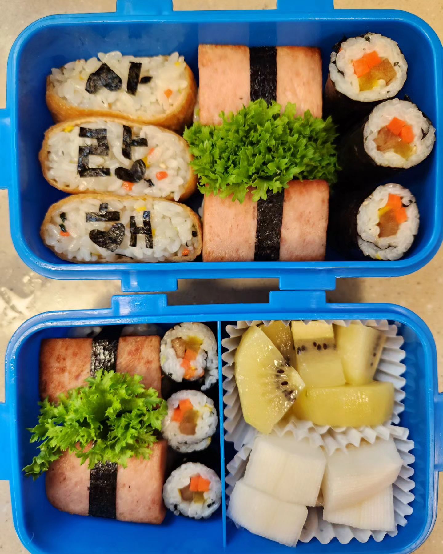 #황첫찌#현장체험학습도시락#도시락싸기🍱 

아침일찍일어나 황첫찌 도시락을 싸줬다
전주뵈터 현장체험학습을 간다며 엄마 꼭 기억하고있으라며....ㅎㅎㅎ
도시락을 싸줬지
#유부초밥#스팸초밥#꼬마김밥#과일후식

그런데말입니다~~
저 쪼만한도시락에 얼마나 들어간다고~~
먹쟁이 황첫찌가
사랑해유부초밥 을 남겨왔다
아까워서 못먹었다며~~~ㅠ 

너무예쁜마음인데~~애미는 내새끼 배가안찼을까봐~느무 아쉽~속상~~
저거먼져 먹어야지~~~~~

도시락통에 덩그러니
#사랑해