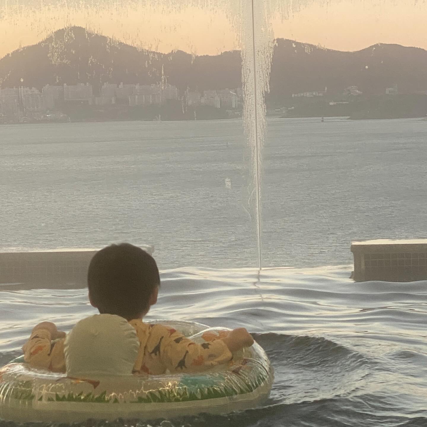 김로우니 유튜브 보다가 여수에 있는 공룡키즈카페 가고싶다고 함
이번에는 급여수행💨💨
오션뷰를 보며 뽀로로 음료수를 먹는 김로우니 

급하게 잡은 호텔이지만 잘쉬다온 호텔🩷

🏷️히든베이호텔
•전객실 오션뷰(피트니스센터에서도 오션뷰)
•수영장,키즈룸,키즈케어프로그램

온돌룸도 있어 아이를 동반한 가족이 지내기 좋은 호텔⭐️

#32개월아기 #32개월아들 #여수 #여수호텔 #히든베이호텔 #여수가볼만한곳 #육아 #육아맘 #육아일기 #육아소통