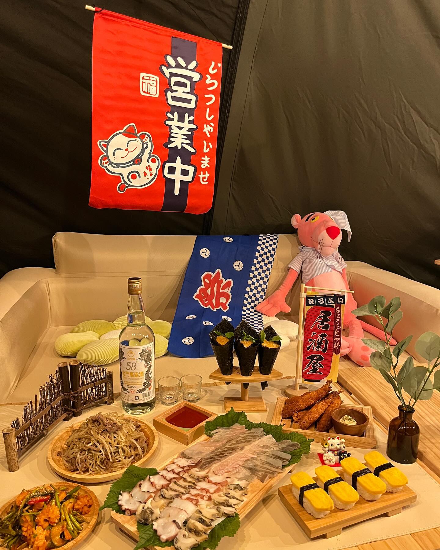 ⛺️장박에서

이번 캠핑 음식은 ‼️
일식 스타일로 차려봤어요 😁

☑️ 해산물을 메인으로 한판을 차리고

✔️도다리회 🐟
✔️소라 🐚
✔️문어숙회🐙
 

☑️ 사이드로 일식에 빠질 수 없는

✔️ 계란초밥 🍣
✔️ 마끼 
✔️ 새우튀김 🍤

까지 한상 차려 먹어봤찌요 🫶

아이들과 함께 사진을 잘 찍고 싶지만..
역시 어렵네요 🤣 
아들은 왜 항상 사진찍을 때 뚱한지ㅋㅋ

그래도 장박이라 편하게 한잔해서 좋았다는❤️
.
.
.
.
.
.
.
.
.
.
.
#캠핑#camping#캠핑메뉴#캠핑요리#캠핑음식#캠핑먹방#일식#캠핑컨셉#캠핑저녁#장박#장박캠핑#장박중#장박캠핑중#음식#요리#메뉴#저녁#저녁메뉴#도다리회#소라#문어숙회#계란초밥#마끼#새우튀김#캠핑소통#캠핑한끼#캠핑일기#패밀리캠핑