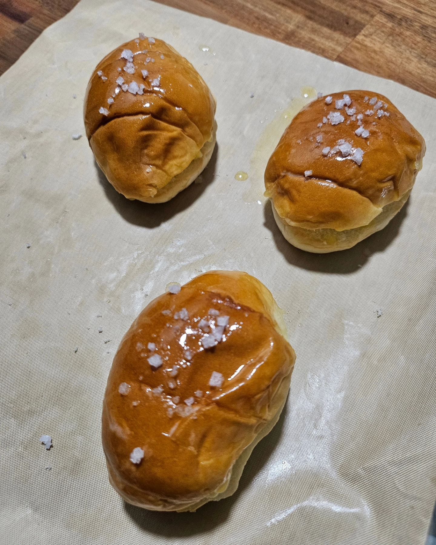 모닝버터롤로 처음만들어본 소금빵!
소금많아서 털어내긴했지만 마시쪙🤤🤤

#베이킹#소금빵#소금빵만들기#jmt#간식스타그램
