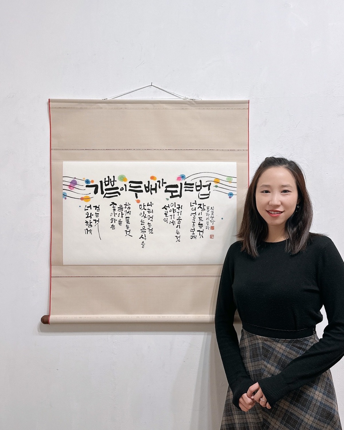#글도란 제2장 #글씨캘러리 전 후기!

제가 이번에 guldoran.official 계정에 
포스팅을 계속 올리고 있던 터에
정작 제 인스타에는 전시 이모저모를 못올려
너무 아쉬워하고 있었어요.

좋아하는 사람들과 함께
머리를 맞대며 준비한 전시여서 그런지
그 어떤 전시보다도 축제처럼 느껴진 
지난 일주일이었는데 말이죠...! ♡ 

후기를 얼마나 나눠서 올려야할진 모르겠지만..
우선 제 작품과 함께 찍은 사진을 올려봅니다. 

작품에 대한 자세한 이야기는 
작품사진 또 따로 올리면서 상세하게 해드릴게요!.

혹시라도 제 홍보가 미흡해서
이번 글도란 전시를 못보신 분들은
위 태그 걸어둔 글도란 계정 통해서 
작품들 감상해주세요 ♡ 
(앞으로도 한동안 차차 사진이 올라올 예정이랍니다.)

#폴라 #이보라작가 #폴라캘리 #캘리그라피 #캘스타그램 #캘리스타그램 #오마주 #캘리그래피 #캘리그라피전시 #미술전시 #전시후기 #전시 #가고시포갤러리 #기쁨이두배가되는 #북촌 #북촌전시