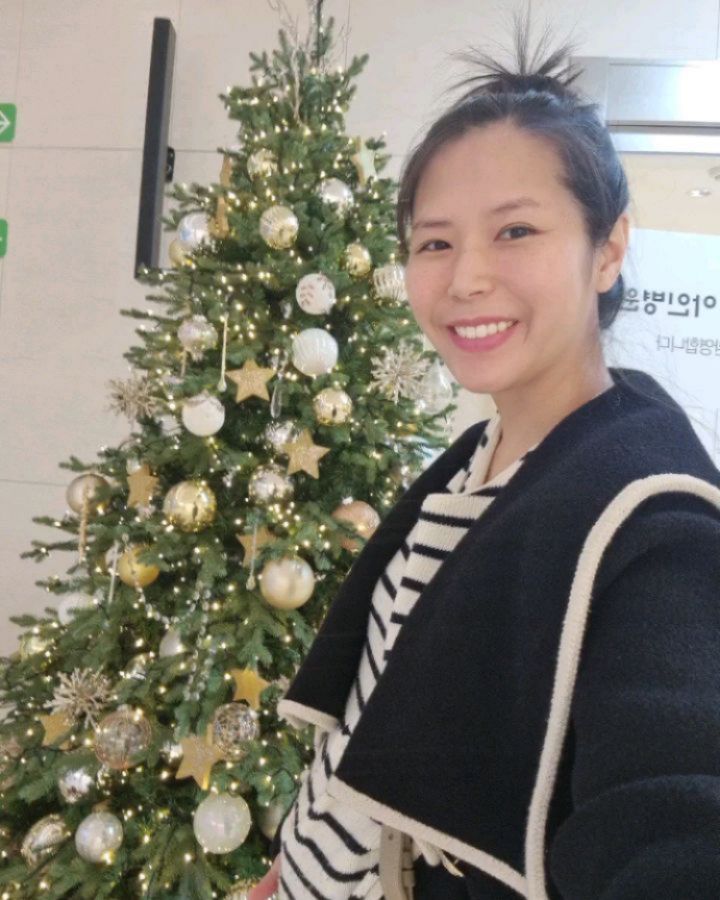 🎄
-
36주차부터는 주1회 검진인데요:)

오늘은 짱구처럼 태동검사할 땐  너무 조용히 있던 비비가 ( 아주 덕분에 꽤 오랜시간 태동검사함...) 의사선생님 만나고 헤어지는 길부터 바운스 태동을 해서 ㅋㅋㅋ 당황스러운 날이였어요🤔

병원에도 곳곳에 크리스마스 냄새나는 아기자기하고 예쁜트리가 반짝반짝 빛나는데 아기들과 엄마들이 발걸음을 떼지 못하고 사진찍느라 바쁜 모습이 이뻐보여서 저도 뱃속에 비비랑 함께 잠시 멈춰서 찰~칵📸

병원 끝나고 다니 뒷통수에 뽀뽀하고 싶어서 잠깐 들렸는데 비비를 느끼는지 꼬물거리며 배만지는게 너무 귀엽기도하구 화답하듯이 비비도 태동을 동동거려서 뭉클하네요☺️

분만병원에 오는 한주 한주가 이제는 정말 살떨리지만
그래도 낭만은 놓칠수 없쒀..❄️

#36주차 #임산부일기 #아인병원 #인천정형외과 #아인에빠져이벤트 #크리스마스트리