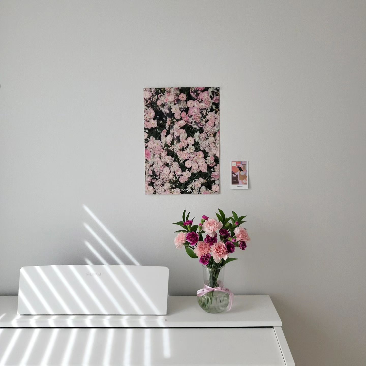 💐

5월하면 생각나는 카네이션, 오후의 꽃에서 미리 만나보았어요. :)
택배박스안에서 흔들리지 않도록 끈으로 고정되어 있고 물처리까지 완벽하게 보내주셔서정말 예쁘게 도착 😌
꽃 좋아하시는 분들은 택배상자 열어보시면 📦
정말 신경써서 보내주셨구나, 
그리고 꽃이 건강하게 잘왔다 다들 느끼시죠? 
서비스로 보내주신 거베라도 넘 예뻤다 🌸

오늘부터  5월 8일 어버이날 카네이션 꽃다발 예약이 가능하다고 해요. 
포장까지 예쁘게 되어있어서 집으로 바로 보내드려도
받으시는 분이 정말  좋아하실 것 같아요. 🩷

🕊 
𝕋𝕙𝕒𝕟𝕜𝕤 𝕥𝕠 flowerandi23 

#카네이션
#꽃
#꽃선물