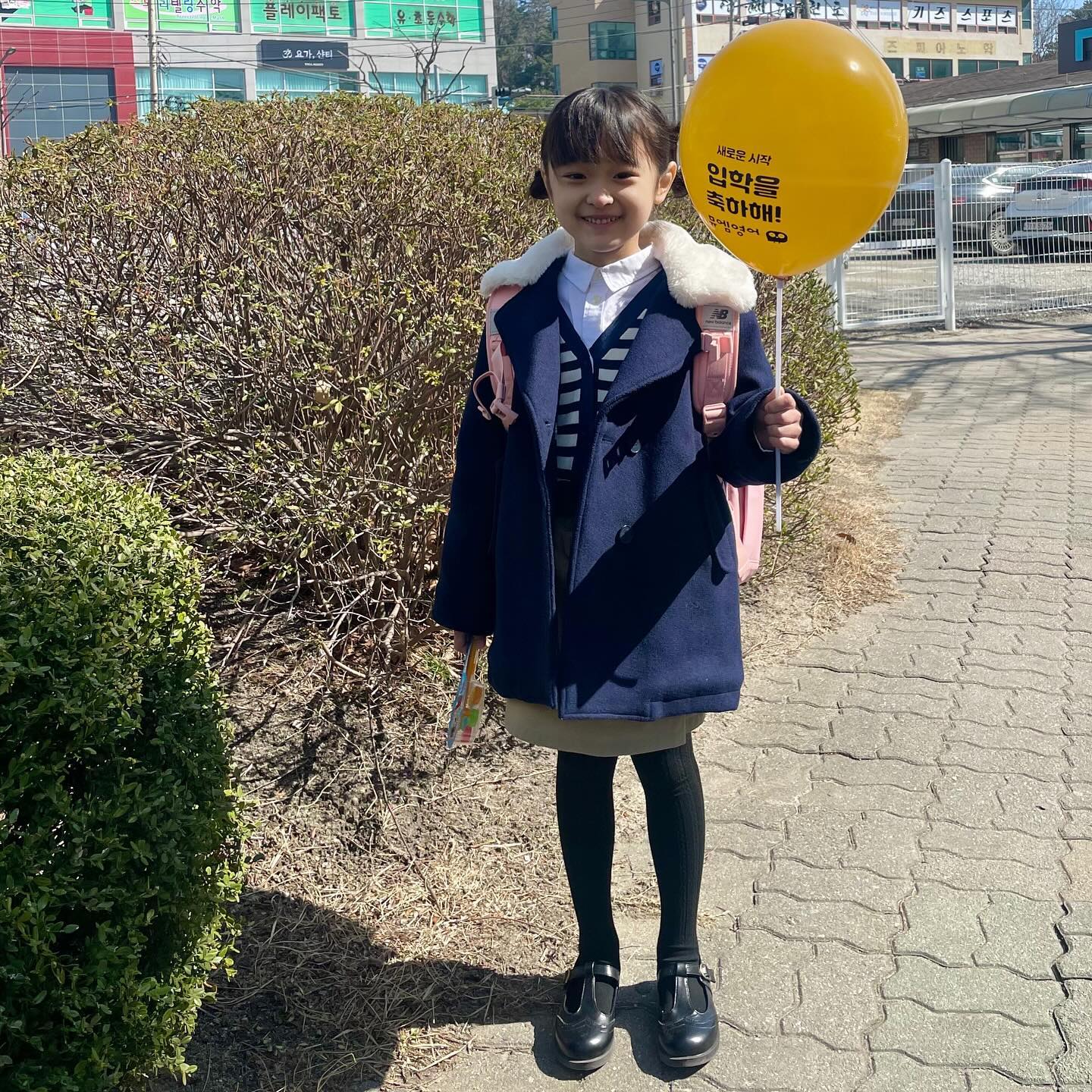 ⠀⠀⠀⠀⠀⠀⠀⠀⠀⠀⠀⠀
입학식날, 어제 그리고 오늘🩷
입학식 전날 새벽 4시가 넘도록 걱정되서 잠 한숨 못잔
엄마 당황스럽게 첫날부터 학교 적응 끝내버린 서하ㅋㅋㅋ
학교가 너무 재밌다니 다행이야🥹
점심시간에 급식실에서 언니 만나는 재미도 쏠쏠하지?ㅋㅋ
첫 학교생활 응원해!! 화이팅 서하🙌🏻
 ⠀⠀⠀⠀⠀⠀⠀⠀⠀⠀⠀⠀⠀⠀⠀⠀
 ⠀⠀⠀⠀⠀⠀⠀⠀⠀⠀⠀⠀⠀
#초등학교입학 #입학식 #초등학생 #초1 #초딩