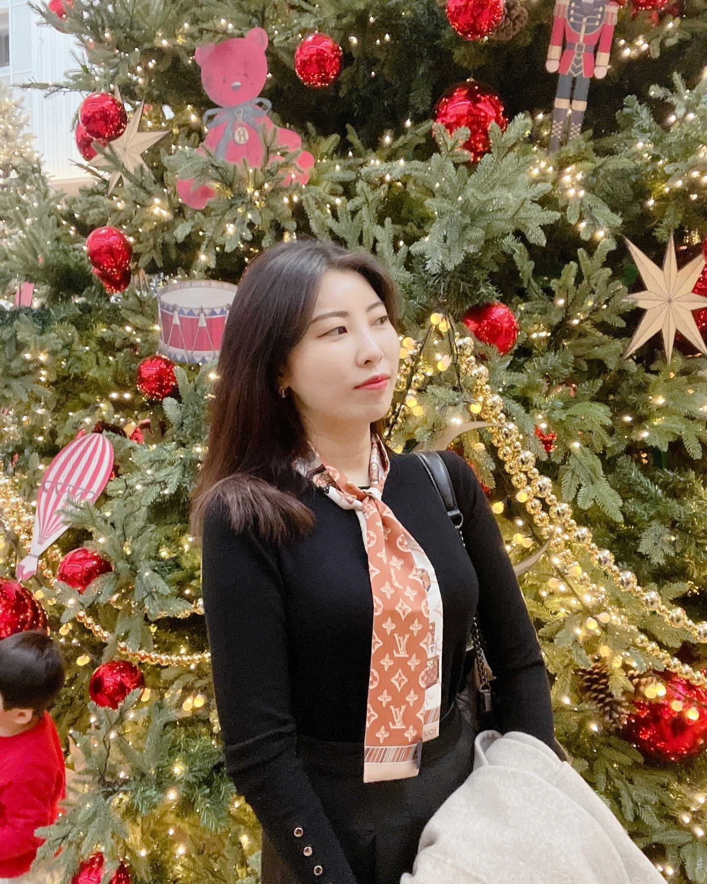 문구정해주세요🧐
#물음표 #무슨생각해 

#더현대서울여의도 #사람바글바글 #너무많아 #곧크리스마스🎄 #솔크예약 #일하는여자 #크리스마스에도 #일할까요 #여의도 #서울핫플 #서울데이트 #좋아요반사 #댓글소통 #댓글맞팔