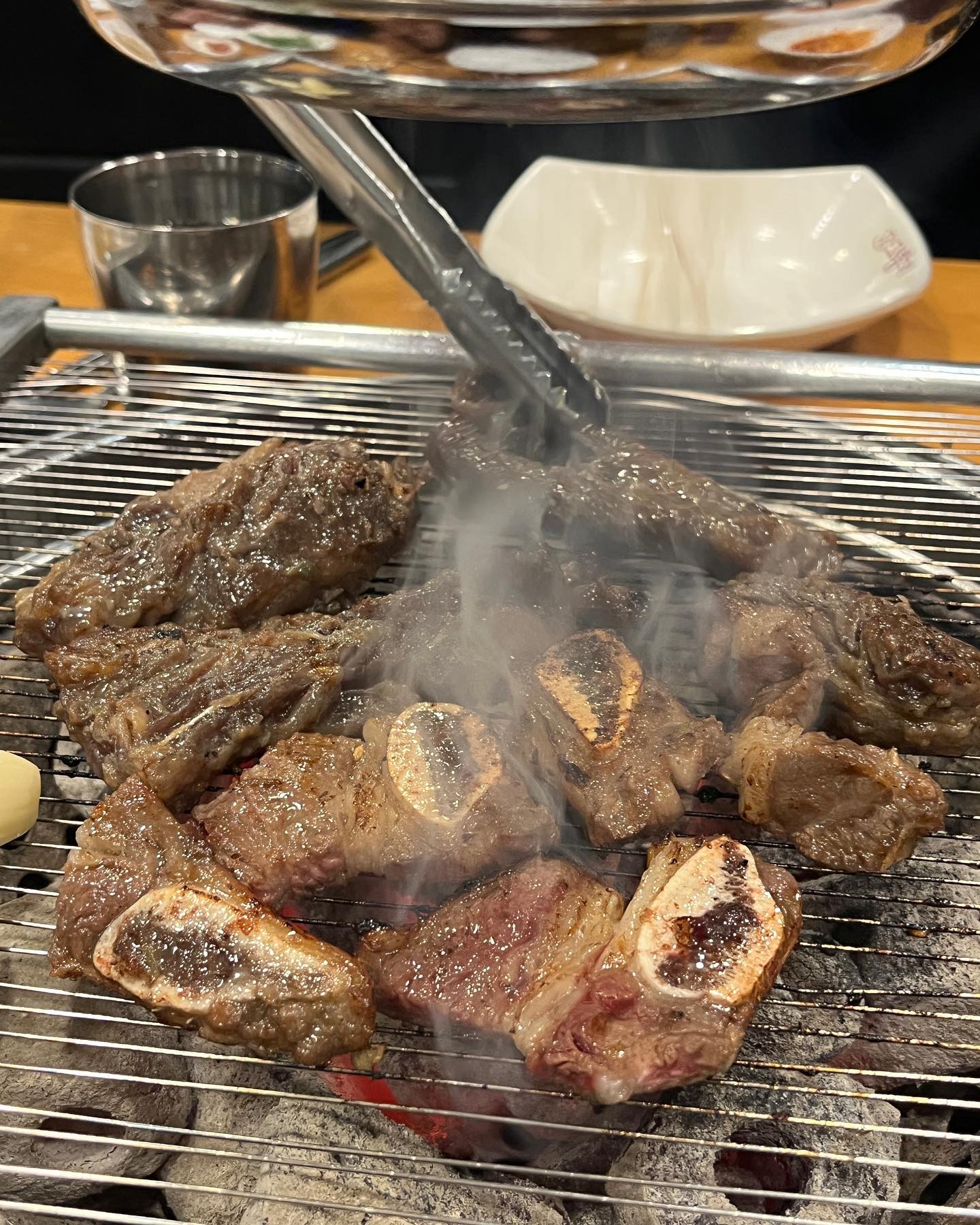 #체험단
#그램그램
오며가며 궁금했던집 ! 
소고기를 저렴하게 먹을수있다고 해서 방문해보았답니당ㅎㅎㅎ

저는 양념갈비세트 55,000을 선택했어용
양념통갈비살+LA갈비 총 600g을 합리적인 가격으로 먹을수있다니 ㅠㅠㅠ,,

갈비살은 달달하면서 육즙팡팡 ㅎㅎ
LA갈비는 뜯어먹는 맛이  매력적인집ㅎㅎ

마지막 마무리는 된장과 냉면으로 마무리 아시죵~?!

가격과 맛을 다 겸비한 가성비 좋은 소고기집

#밀양소고기#밀양고기집#삼문동맛집#밀양맛집#밀양가볼만한곳#밀양핫플레이스#밀양핫플#밀양이베리코#밀양고기맛집#밀양데이트#밀양맛집추천#밀양갈비살#밀양소갈비살#그램그램#그램그램밀양점 #밀양 #밀양맛집