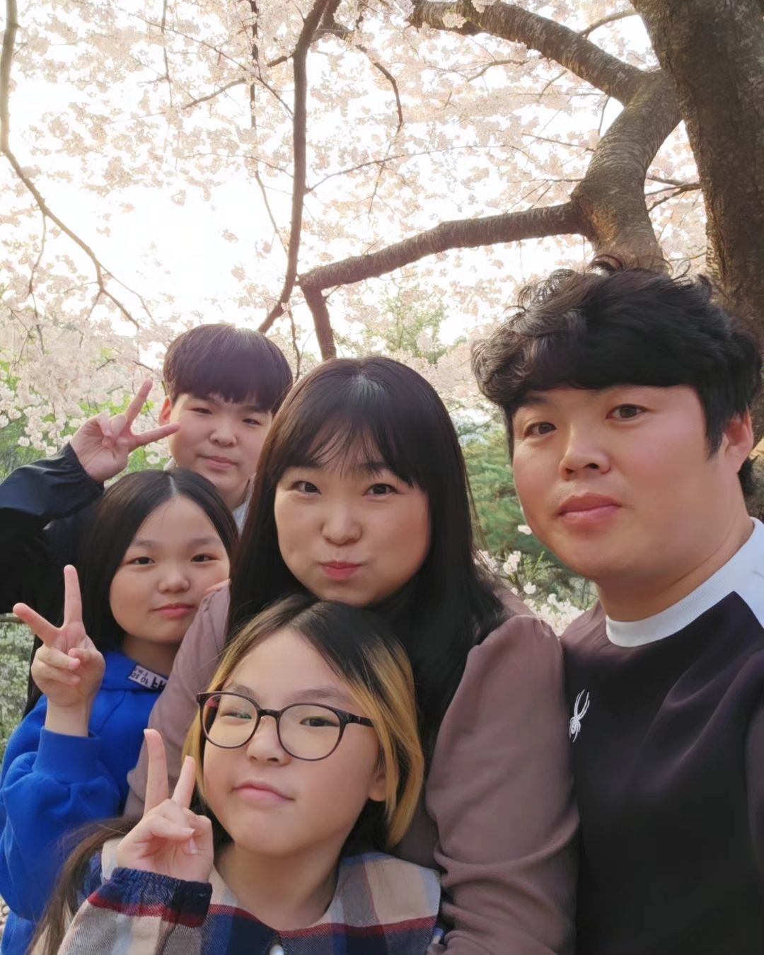 사랑해요,내사랑들❤️

싸우고,웃고,지지고볶아도 내사람들❤️
🌸 42살아져씨
🌸 38살아줌니
🌸 15살아들
🌸 12살딸
🌸 10살딸

앞으로도 싸웠다가 풀었다가
지지고 볶고 잘 살아봅시다❤️

#가족사진 #오랜만
#다섯식구
#40대아빠 #30대엄마 #10대아이들
#사랑합니다 #영원히