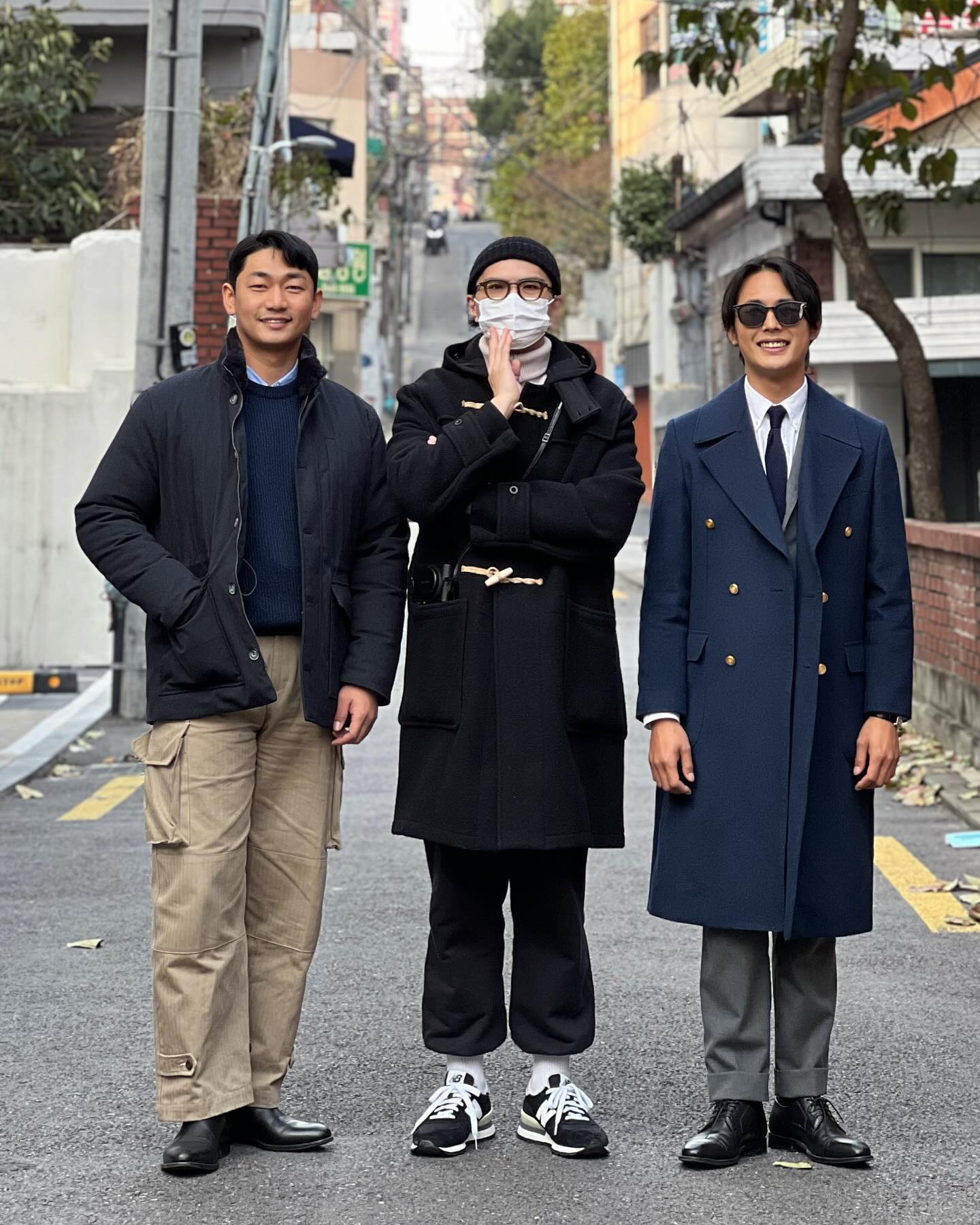 초대욘

주말에 카페를 찾아주시는 
인친분들은 두팔벌려 대 환영!
저번 주말에 zoop_pooz 형님과
inovan.k 동생이 카페를 찾아주셨습니다.
무릇 손님과 같이 사진 찍는게 인스타의 도리
기깔난 투샷도 찍어드리구 허허
이게 바로 강서러(?)의 온정이죠,,
카페 문은 활짝 열려있습니다. 
언제든 편하게 방문해 주시면
맛있는 커피를 대접해드릴 
초대전문가 초대욘이였습니다.
.
.
.
.
.
온다면서 안 온 사람 리스트 있음😏
.
.
.
.
#까치산카페
#강서구카페
#초대합니다 
#서드팩토리
#남자패션추천 
#직장인코디
#남자캐주얼코디
#menslooks
#mensclothing 
#invitation 
#cafeowner