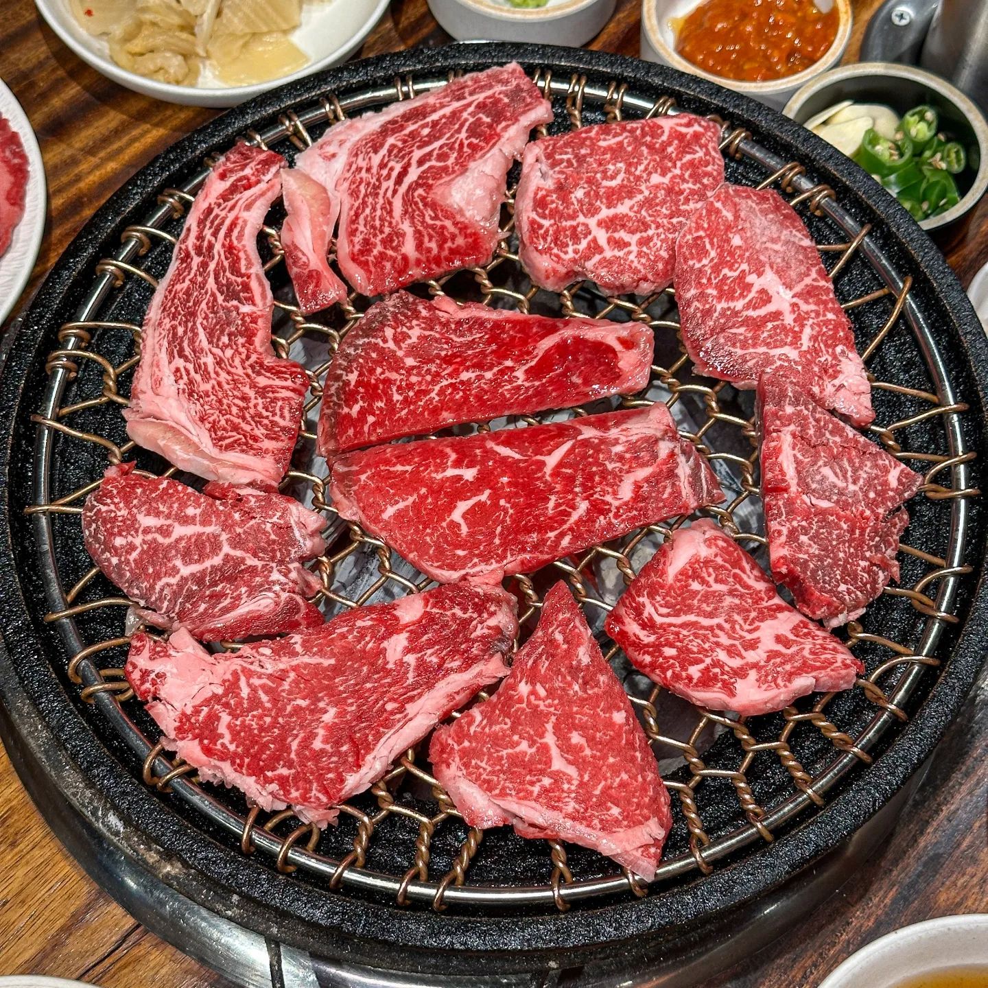 1만원대로 먹는 투쁠 한우 등심👏👏

천국에서 내려온 소고기맛을 뜻하는 천우목장!
점심 메뉴에도 구이정식이 있어서 만석이었고
투쁠 한우 등심이 1만원대라 가성비가 좋은데
저렴하지만 퀄리티도 좋아서 실패가 없는 곳
된장찌개에도 큼직한 투쁠 한우가 들어가서 
깊은 된장찌개 맛이 밥을 그냥 부르더라구요
살얼음 물냉면까지 먹으니 아주 힐링 그자체🥰

📍천우목장
▫️서울 용산구 한강대로 54길 3
▫️매일 11:30-22:00 / B.T 14:30-16:00 

더 많은 맛집 정보는? ming_foodie_ 
팔로우 하고 알아가세요❤️

#천우목장 #용산맛집 #용산맛집추천 #신용산맛집 #맛집추천 #서울맛집 #소고기맛집