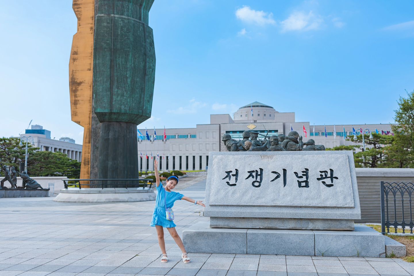 #슬기로운방학생활
⠀
하윤이는 어제 가고 싶다고 했었던
#전쟁기념관 에 다녀왔어요!
⠀
5시간정도 있었는데
이것저것 꼼꼼하게 보느라
시간이 부족해서 다 못보고 나왔..😂
그래서 하윤이는 조만간 아빠와 다시 방문하기로 했다죠🤙
⠀
전쟁기념관 방문하니
우리나라 사람들보다 외국인들이 훨씬 많아서
여기저기 영어만 엄청 들렸다는 뒷이야기🤣🤣
⠀
#날씨가덜더웠으면
#남산도가고싶었는데
#아쉽네