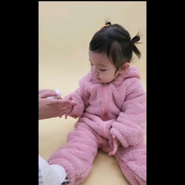 이모들 ~! 이거 완전 핵 꿀템이에용
겨울에 햇빛이 더 뜨거운건 아시쥬 ㅠㅠ 도유는 피부가 민감해서 조금만 건조하거나 햇빛을 받으면 피부가 일어나는데 
요거는 저자극 인증받은 제품이라 민감한 아가들한테 딱이고 전신사용 가능하다고해요! 당연히 임산부,수유부도 가능!!😄

겨울에 건조한것도 신경쓰이는데 이지워시 썬크림은 바로 흡수돼서 아주 촉촉하답니당😚  무향이라 아기 거부감도 없고!아기 바스로 한번에 지워지고 아주 꿀템이여라
너무 만족해서 모두바른 페이셜폼도 구매각🙉

6개월 이상부터는 가능하다고하니 겨울철에도 아기피부 지켜주자용🙋‍♀️

#협찬 #모두바른 #이지워시선크림 #순한선크림 #데일리선크림 #선크림세안 #1차세안 #워셔블선크림 #아기선크림 #임산부선크림 #어린이선크림 #초등학생선크림 #중학생선크림 #육아필수템 #유아화장품 #아들맘 #딸맘 #육아맘 #딸맘소통 #아들맘소통 #출산준비 #임산부선물 #산모선물