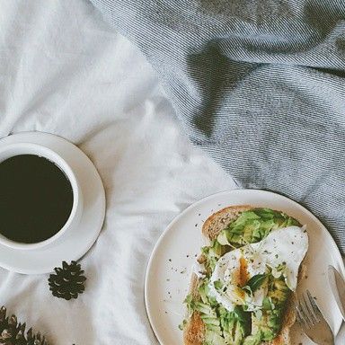 김적분(꽃분) on Instagram: "#토요일 #브런치👀💪 . . . . #vscocam #instafood #foodstagram #vscofood #vscomood #instamood #toast #avocado #onthetable #breakfastinbed #roomstagram #homestagram #집스타그램 #먹스타그램 #맛스타