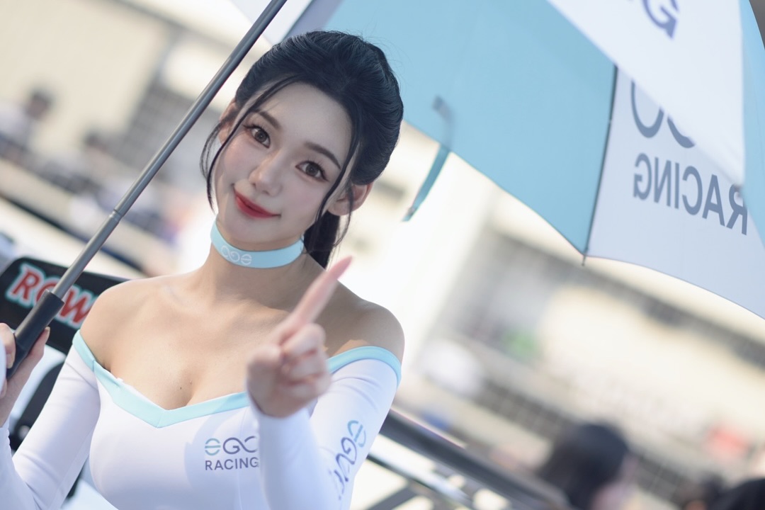 오네슈퍼레이스 GT클래스 그리드워크🏁
이고레이싱 한준현 선수님과 함께했습니다🩵

심각할정도로 더운 열기를 뚫고!
정말 많은 분들이 응원해주시고 찾아와주셔서 감동!
앞으로도 이고레이싱팀 많은 응원 부탁드려요!🩵

흥미진진했던 정회원 선수님의 포디움까지 정말 
나이트레이스 경기는 언제나 짜릿해!🩵
superrace 

#슈퍼레이스 #나이트레이스 #용인서킷 #그리드워크 
#이고레이싱팀 #정회원 #한준현 #심정욱 
#레이싱모델 #한설아 #조인영 #박유주