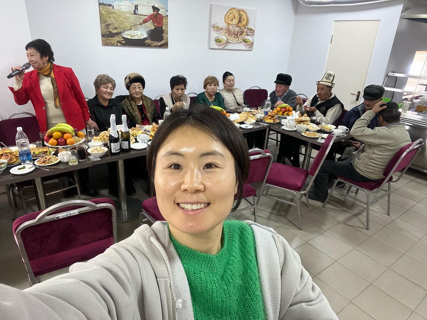 #키르기스스탄🇰🇬 #일상기록✍🏻 

231228

잘가, 2023
어서와, 2024

학교쌤들과 함께한 5시간 파뤼파뤼~

대낮부터 보드카, 와인, 샴페인, 코냑을 들이키는 
그대들은 진정 👍👍👍

편지로 마음을 담은 선물을 주고,
쪼꼬 가득한 선물을 받았다 😍🥰😘

함께한 사람들 덕분에 연말이 그래도 따수웠음🔥

모두 2024년에도 건강하고, 행복하길 바랍미다 🙏

#Kyrgyzstan🇰🇬 #DailyRecord✍🏻 

231228 

Goodbye, 2023 
Welcome, 2024 

5 hours of party party with teachers~ 

Drinking vodka, wine, champagne, and cognac in broad daylight. You guys truly 👍👍👍 

Give a heartfelt gift with a letter, 
I received a chocolate-filled gift 😍🥰😘

Thanks to the people who were with me, the end of the year was still warm🔥 

I hope everyone stays healthy and happy in 2024 🙏

#Кыргызстан🇰🇬 #DailyRecord✍🏻 

231228 

Прощай, 2023 год 
Добро пожаловать, 2024 год 

5 часов вечеринки с учителями~ 
Пьют водку, вино, шампанское и коньяк среди бела дня. 
Ребята, вы правда 👍👍👍 

Подари сердечный подарок письмом, Получила в подарок шоколадную начинку😍🥰😘 

Благодаря людям, которые были со мной, конец года был еще теплым🔥 

Надеюсь, в 2024 году все останутся здоровыми и счастливыми 🙏