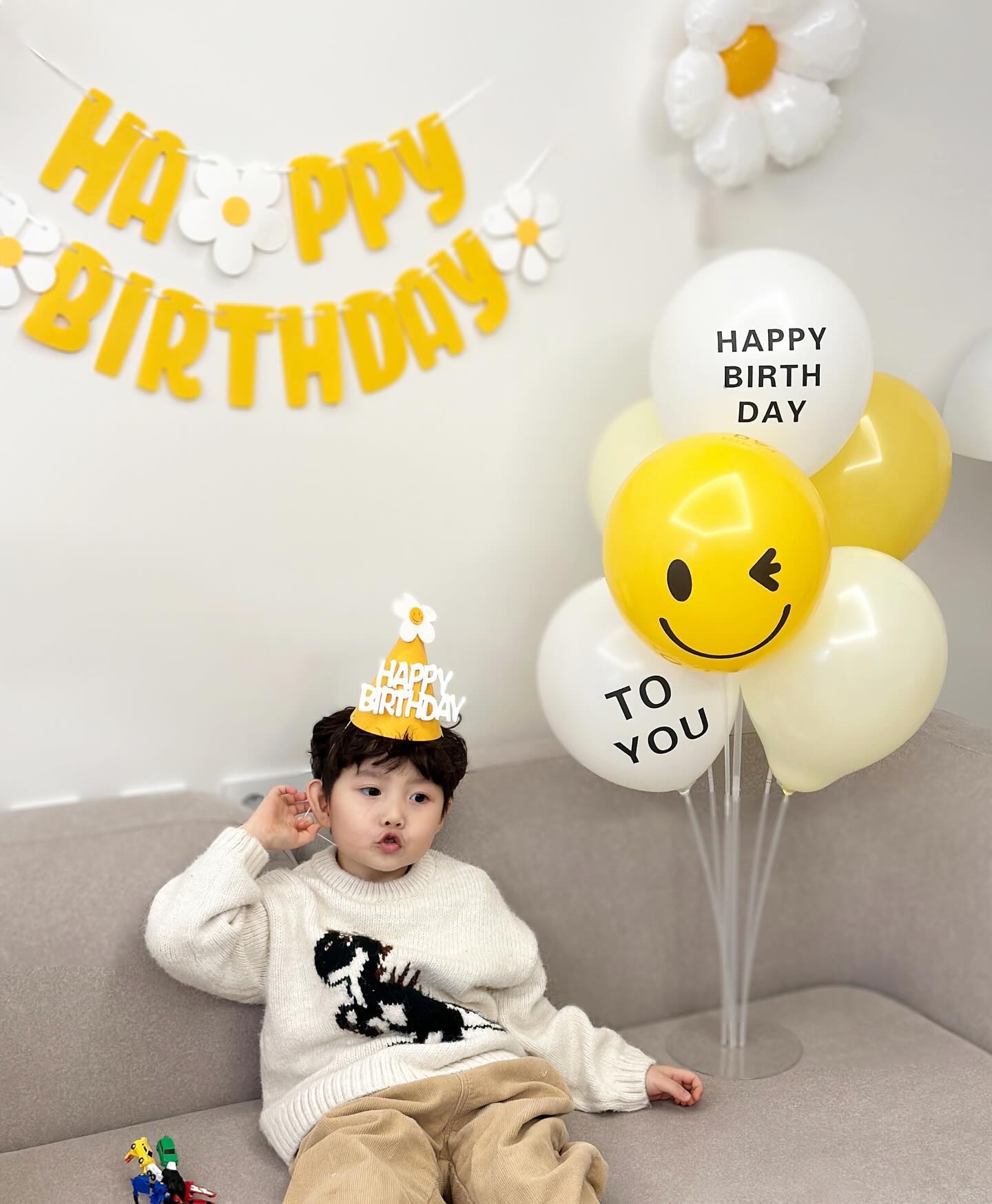 햅삐지안데이🎂💛
형아 노릇 하느라 맘 상할 일이 많은 내 첫찌🥹

양보를 참 잘하는 지안이인데 요즘은 속이 상한지
참다가 울기도 하고 지온이한테 “이거는 내꺼야!“라며
마음을 표현하기도 하는데 동생이니까 동생이라서 
양보를 강요한 것 같아 지안이에게 미안한 마음.. 

그러지 말아야지 하면서도 땡깡쟁이 지온이가 땡깡 부리면
지안이가 양보해줬으면 좋겠다고 생각하고 있는 내가 밉다🥲

온이가 아직 아기라는 생각에 더 많이 안아주고 더 많이 챙기는데
한번씩 온이 안고 있으면 속상한듯 바라보다 달려와 나에게 안기는
안이가 너무 안쓰럽고 아이 둘에게 똑같이 사랑 주지 못하는 나에게 자괴감 마저 드는 요즘.. 엄마도 엄마 나름 고충이 많아 얘들아..

그럼에도 불구하고 누가봐도 첫째 같은 든든한 내지안이라서 
고맙고 감사하고 대견하고 이건 진짜 말로 다 표현 모테..🥹

내 모든걸 다 줘도 아깝지 않은 내 첫사랑 내 아기 🤍 

서지안 다섯번째 생일을 너무나 축하해 사랑해 🥰
#내첫사랑
#찌니의찌아니
#생일축하해