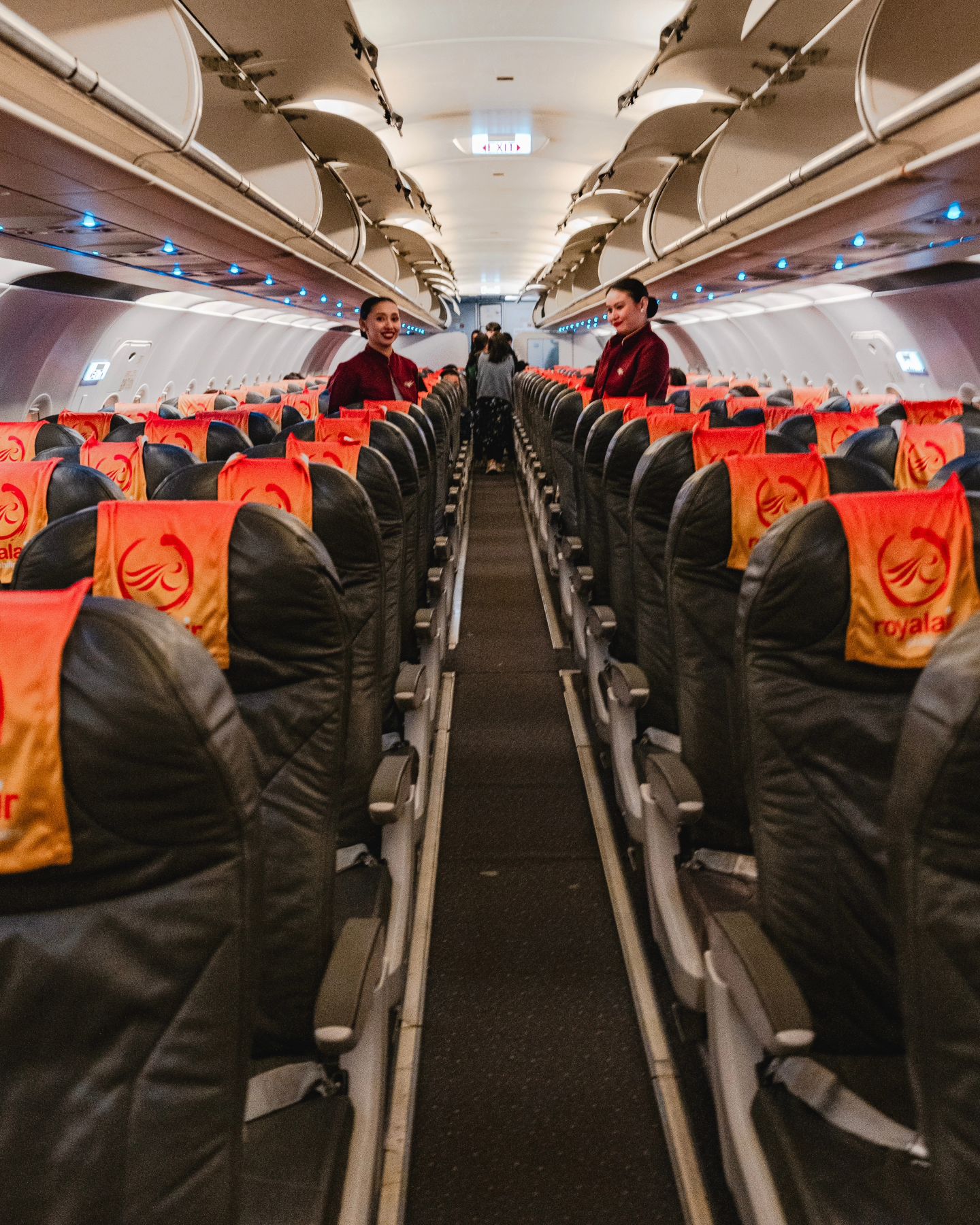 #광고 x flyroyalair

겨울에 태어났지만 추운건 싫어! 1월부터 따뜻한 남쪽나라 필리핀으로 떠나 행복한 요즘이에요
.
떠오르는 휴향지 필리핀 보홀로 데려다준 로얄에어필리핀!
인천-보홀 직항노선으로 성수기인 2월 29일까지 운항한다고 하는데요
.
합리적인 가격으로 오전6시30분에 떠나는 항공노선이 아닐까 싶습니다~
.
2018년 개항한 팡라오 공항으로 직통으로 갈 수 있으니 엄청 편하더라구요
.
친절하신 승무원들은 물론 합리적인가격에도 넉넉한 자리로 4시간 푹 자면서 떠날 수 있었어요 참고로 기내식은 없었지만 물은 요청하면 주시더라구요
.
규모가 크진 않지만 쾌적한 자리 덕에 약 5시간동안 아주 편하게 비행할 수 있었습니다
.
현재 로얄에어필리핀 항공권 예매는 국내여행사 및 보홀 현지 여행사에서만 발권이 가능하니 참고해주세요~

✈️ 인천-보홀(매일)

RW147 ICN-TAG 06:30-10:00
RW146 TAG-ICN 23:30-05:00(+1)

✈️ 2월 29일까지 운항한 뒤 3월 정비후 4월 재운항 예정

#여행에미치다 #로얄에어필리핀 #royalairphilippines #항공권 #필리핀보홀 #보홀 #여행일기 #인천보홀 #체크인 #필리핀항공 #필리핀여행 #travel #여행에미치다_필리핀 #팡라오 #팡라오공항 #겨울여행

이 포스팅은 한국여행업협동조합(트래블쿱)의 초청 팸투어에 참여해 작성한 후기입니다.
