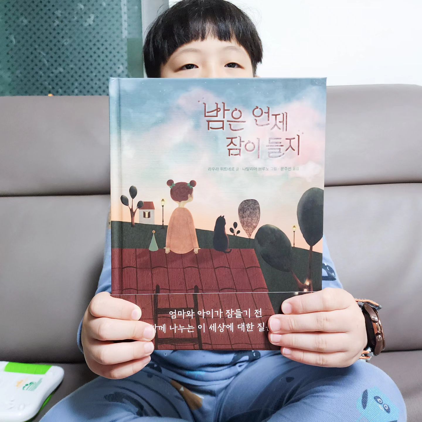 #협찬 질문쟁이들!
그 맘때 아이들 다 그렇지🤭

나이는 달라져도
내용은 달라져도
질문쟁이들인건 변함이 없다.

귀찮은 날은
그냥 자, 자자, 자라, 좀..ㅠ

막상 또 애들이랑
이렇게 귀여운 책 같이
보고 있으면 또 미안해지고~

부드러운 대답을 해주도록
다시 마음을 다스려야겠다🥰

fika_books_

#밤은언제잠이들지 #책스타그램 #책육아 #육아정보 #육아꿀팀 #맘스타그램 #딸스타그램 #아들스타그램 #그림책추천 #그림책