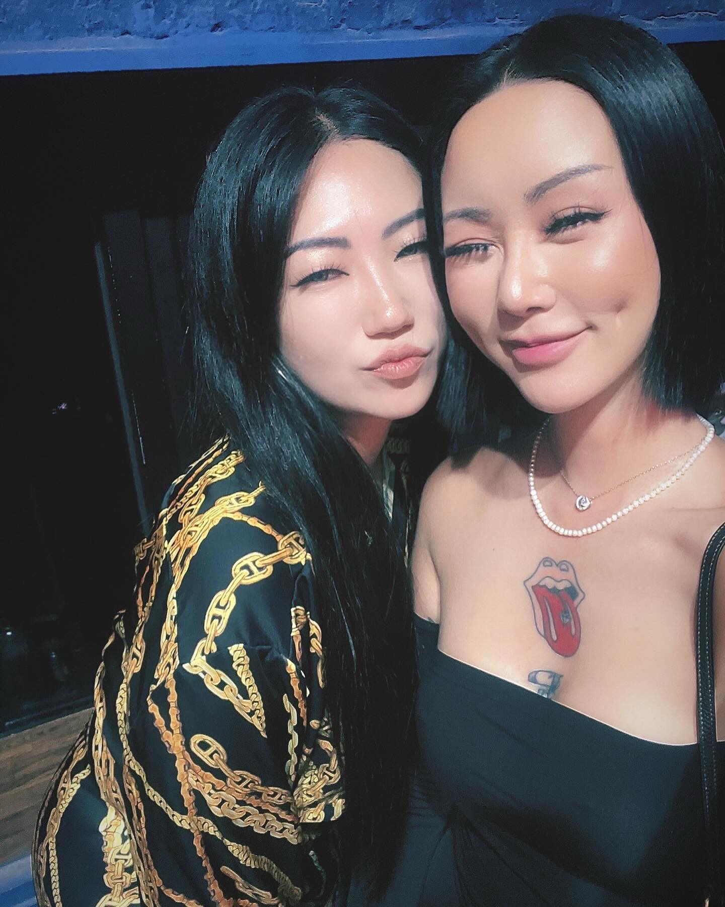 백년만에 급만남 🩷

옷도 대충 화장도 대충이었던
Night out with my unnie 🩵