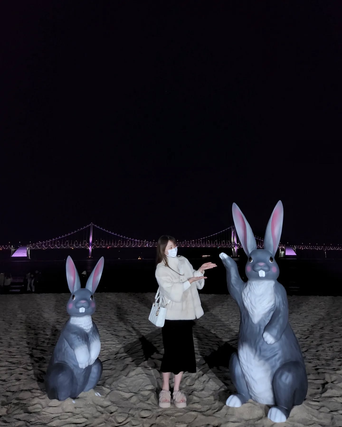 22년도 끝과 23년도 시작은
계묘년 기념 강알리씨의 토끼🖤🐇🖤와 함께!!!!!
너 무 !! 귀 여 워서 !! 줄 서서 찍었다!!!!!