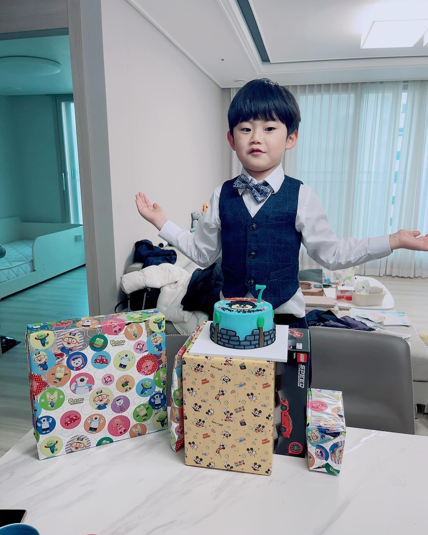 .
.
한달도 더 전에 약속날짜 정하다가 어쩌다가 이안이 생파 해줄까 하고 이 날에 약속을 잡기도 했지만,
둘이만 보냈다면 조금은 쓸쓸하고 또 조용히 지나가기도 했을 이안이 생일을 같이 축하해주고 준비해준 내 칭구(언니)들,,,🫶🏻
 
진짜 내가 뭐라고, 늘 이렇게 인복이 차고 넘쳐서
나는 해준게 없어도 나를 아껴주는 내 사람들이 있어서 참 감사한 오늘이다
 
정작 엄마인 나는 귀찮아서, 돈이 많이 들어서, 예약이 힘들어서,, 등등의 핑계로 이안이 생일에 맞춤케익 한번을 해준적이 없는데, 그걸 준비해준 지니언니며 ,,, 이안이 생일이라고 좋아하는 차 레고 선물에 (진짜 완전 이안이 취저👍🏻) 일부러 시간내서 힘들게 모여준 여니언니랑 만삭 쏭지며 
다들 너무 고마워어 🥹❤️
(눈물 겨우 겨우 참고 집까지 옴)
 
 
#잊지않을게 #내가더잘할게 #친구아들생일파티해주는 #친구들이세상에또어디있겠어 #감동 #고마워 #내사랑얀👶🏻 #얀꾸탄신일 #오늘은화안내기로함