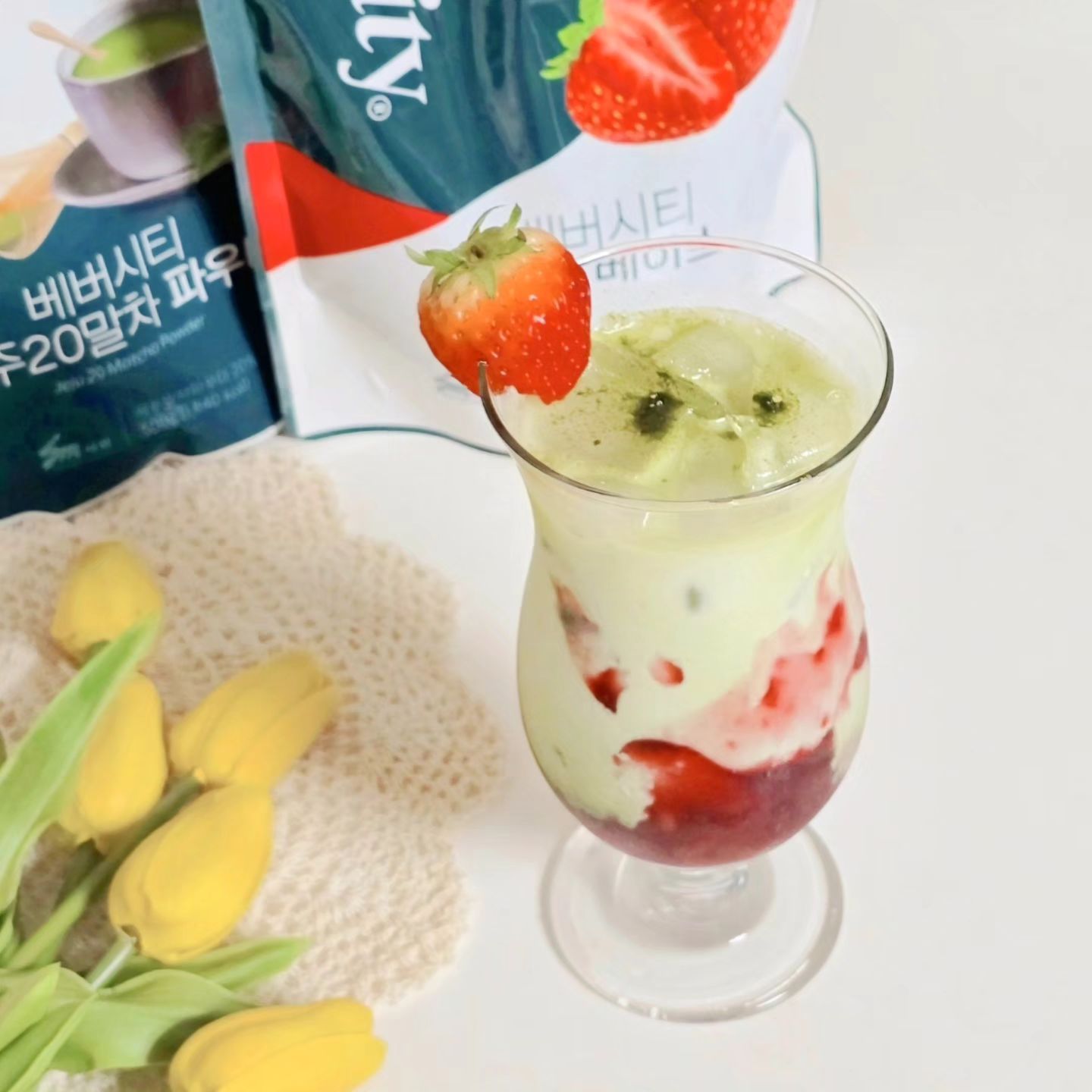 #협찬

❤️딸기와 녹차의 만남💚
너무 이상할것같지만 왠걸~ 너무맛있어요!
베버시티 딸기베이스에
말차+우유만 넣어주면 되는 아주 간단한 딸기말차라떼!

말차덕후인 저는 단백질쉐이크도 말차맛만먹는데ㅎㅎ
베버시티 말차파우더 진하고 맛있더라구요~

우리 이제 베버시티로 집에서 편하고 맛있게 먹어보자구용

#베버시티 #세미기업 #라떼레시피 #말차덕후 #라떼만들기 #말차디저트 #녹차디저트 #딸기말차라떼 #말차딸기라떼 #제주말차 #말차파우더 #홈카페메뉴 #홈카페☕️ #녹차라떼 #말차라떼 #카페재료 #홈카페용품