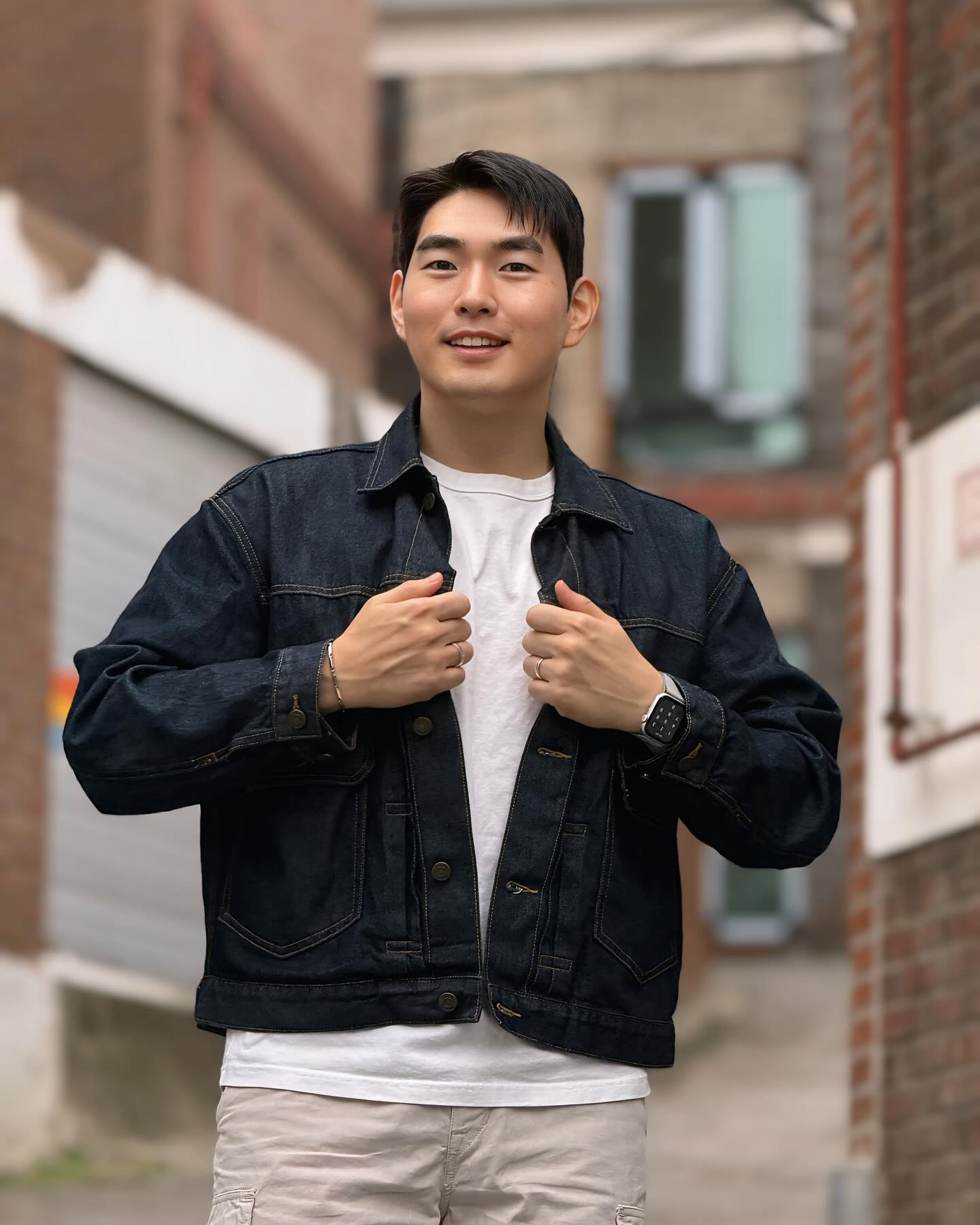 #협찬
취향이란 조금씩 변하기 마련입니다.
스트릿에서 클래식으로 변하지는 않겠지만, 
스트릿에서 캐트릿으로는 변하기도 합니다.

저같은 경우에도 클래식 프레피룩이 기본 베이스지만, 시티보이나 캐주얼에도 조금씩 눈을 돌리기도 합니다. 그래서 오늘은 후아유의 데님 셋업에서 번주를 주어 카고팬츠를 입어봤습니다.

Wide Cotton Nylon Cargo Pants는 딱 제가 찾던,
낙낙하고
바시락거리는
살짝은 트렌디한
듬직하게 받쳐줄 무난한 컬러의 팬츠입니다.

밑단의 사이드 어드저스트 디테일로 벌룬 느낌으로 연출해보았고, 평소에는 밑단을 그냥 떨어뜨릴수도 있어서 다용도로 활용할 수 있었죠. 클래식 기반의 밀리터리에도 잘 어울리는 컬러죠? 허리에 사이즈 조절할 수 있는 벨티드까지...!

기장감이나 통을 넉넉하게 연출하고 싶으시다면 한 사이즈 엊해서 벨티드로 허리만 조절하시면 더욱 멋지게 입을 수 있습니다.

Wide Cotton Nylon Cargo Pants : whoaukorea 

#후아유 #후즈맨 #후즈맨3기 #후아유카고팬츠 #카고팬츠 #카고
팬츠추천 #남자코디 #30대코디 #30대남자코디 #가을코디