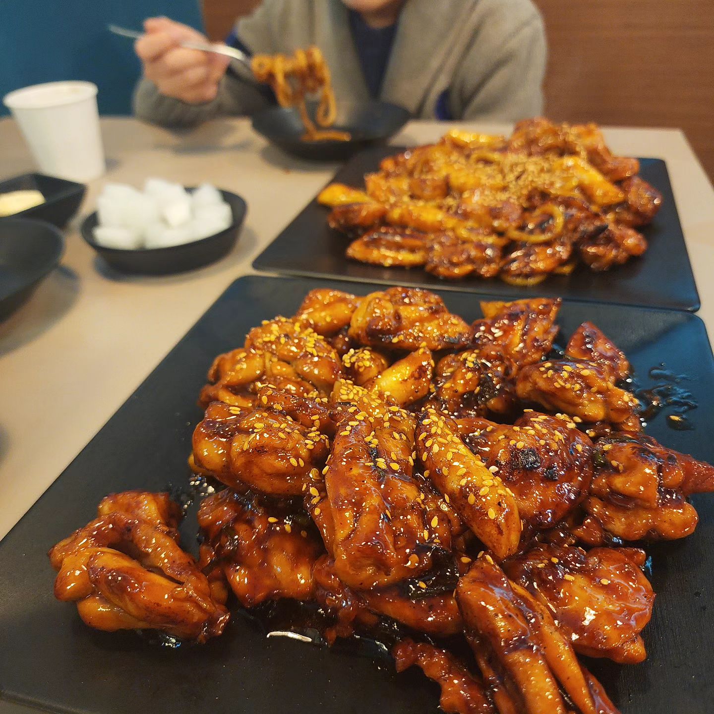 눈보라 치던 날♡ 
동근이 치킨이 땡긴다는 수호군~ 
^^ 설경을 보며 치킨 먹는 우리.. ㅋㅋ
좋다! 맛있다 ㅋㅋ

#2024년1월 #오늘도치킨 #동근이숯불두마리치킨 
#일상 #눈오는날