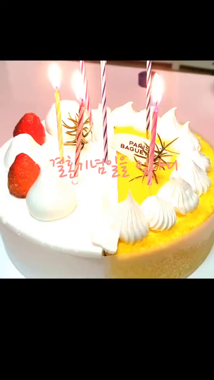 기념일도 잊어버려주는 센스🙈🙈
일하는 엄마로 적응 중이라😅

에제 이야기네요🙈🙈
벌써 3월 13을 15번째🤣

15번째 결혼기념일을 잊다니~

˚₊·—̳͟͞͞♡ 친정엄마께서 
딸~ 결혼기념일 축하해🙈🙈
라고 전화 주셔서 알게 되어서 

저는 아무 말도 못 하고
 
˚₊·—̳͟͞͞♡ 엄마 저 생각도 못 했는데
감사합니다.라고😅😅😅

그래서~
퇴근하고 큰아이와 케익사가지고
촛불 켜고 축하받았어요~ㅋ⫬ㅋ⫬

이렇게 열심히 적응 잘 하고 있다는
증거로 생각하려고요◡̈

#어제이야기
#결혼기념일15주년
#결혼기념일이 
#잊혀지다
#친정엄마의마음 
#초딩중딩두딸맘 
#일하는육아맘