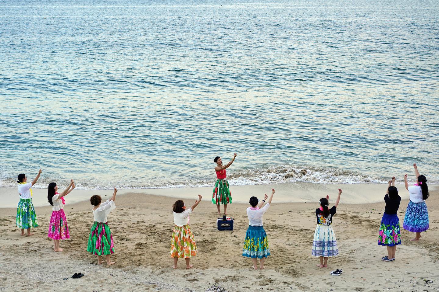 .
여기 이 느낌 마치 하와이🏝️
거제도의 해변에서 모래와 파도를 밟으며
요정님들과 함께했던 훌라 클래스...!
너무 아름답고 행복한시간이었어요오💓

모닥불 타는 소리,파도소리와 함께 듣는
삐삐님과 늘샘님의 감동적인 노래와 우쿠렐레 연주

알찬 수업에 맛있는 티까지 준비해주시고
아름다운 공연도 보여주신
로하선생님 진짜진짜 사랑해요🫶🏻

추억을 작품처럼 간직하고 기록할수있게
촬영해주신 늘샘님도 다시 한번 감사합니다ㅎㅎ
.
#훌라로하 #통영훌라 #거제훌라
#훌라원데이클라스 #거제해수욕장
#구조라해수욕장