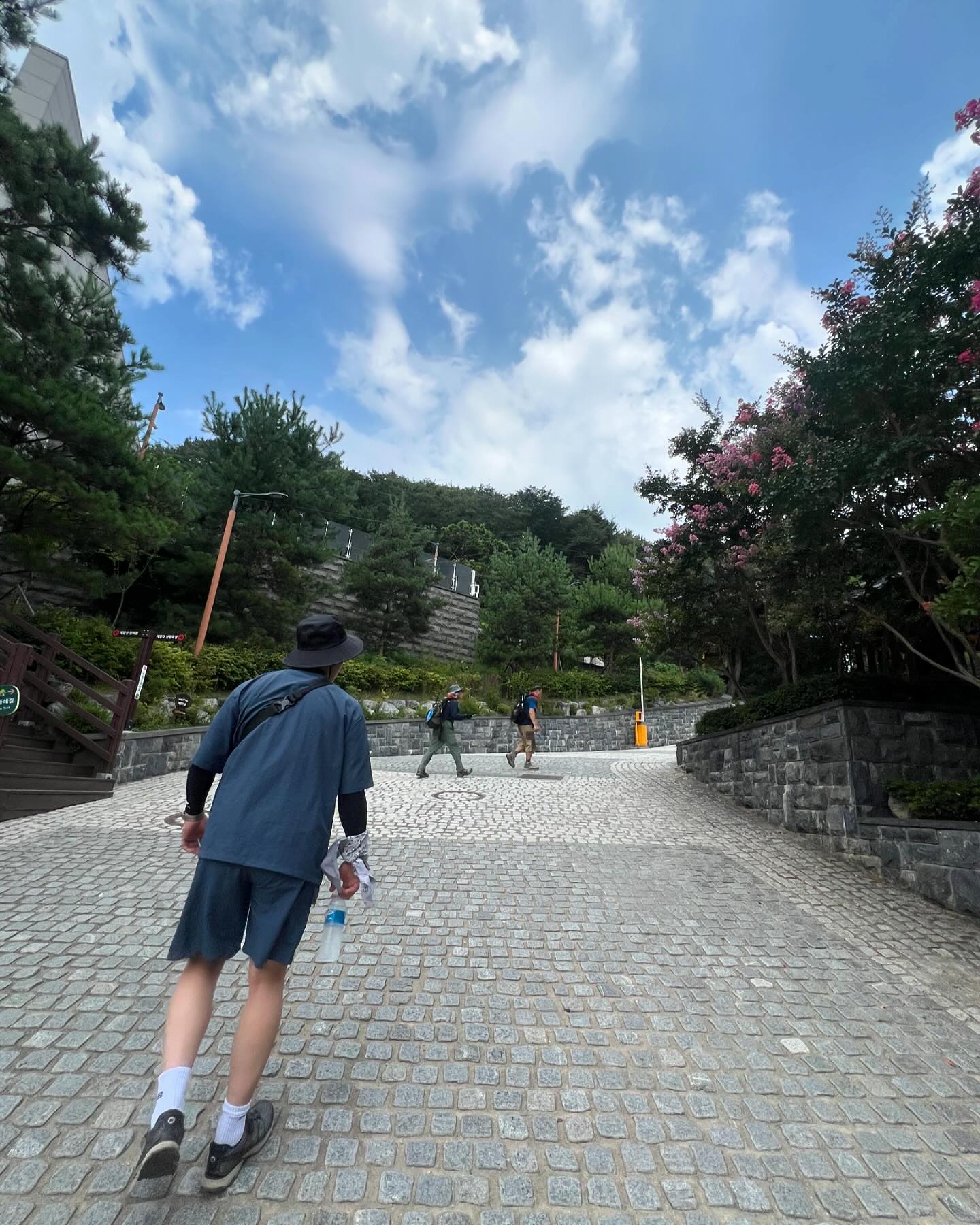 #계양산 #계양산정상 
모르고 게시물 삭제되서 다시올리는피드😭
여보랑 세번째 #등산 
너무더워서 중간에 진짜 혈압터질뻔했지만
마지막에 비와서 재난영화한편 찍을뻔했지만
너무 행복했던 하루🥰

근데 자기야 산올라갈때 좀뛰지말아줄래..........♥️

.
.
.
.
.
#등산스타그램 #등산복 #등산그램 #등산하는여자 #등산하는남자 #등린이 #산스타그램 #운동소통 #등산소통
