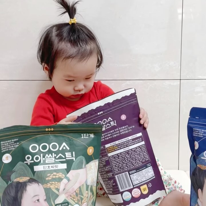 #제품제공 #협찬

15개월 또치는 떡뻥을 엄청 좋아하기에 매일 주다보니
성분을 중요시 하고 아기가 잡고 먹기 좋은 크기
2가지를 따져보고 아기 과자를 사는편이에요.

1️⃣디자인
한국적인 겉표지덕에 들고 다니기에도 예쁜 디자인이고
뻥튀기 형태 아기 간식인 떡뻥! 한국적인 디자인이라 너무 잘 어울려요.

2️⃣성분
우아쌀스틱 떡뻥은 국내산 유기농 우리쌀로 만들어졌어요.
하루권장량의 칼슘 30%, 철분100%, 아연100%가 함유되어있으며
어린이 기호 식품 HACCP, ISO 인증까지 받은 건강한 과자에요.

3️⃣맛
아기 손에 딱 맞는 크기, 침에 잘 녹는 떡뻥이라 목에 걸리지 않아
안심하고 아기에게 먹일 수 있어요.
우아쌀스틱은 고소하고 은은한 단맛과 바삭한 식감으로
자극적이지 않아 또치도 자꾸 달라고하는 아기간식이에요.

[업체로부터 제공받은 제품입니다.]
#건강간식 #유아간식 #떡뻥 #우아쌀스틱 #우아 #아기간식 #아기첫간식 #아기첫과자
#아기간식추천 #떡뻥추천