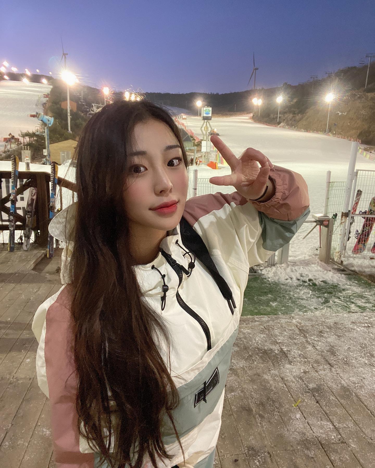 🤍부산근교 스키장 에덴벨리🤍
겨울맞이 스키장 나들이~ 매번 에덴벨리갈때마다 방문하는 렌탈샵 또 방문했음 ㅎㅎ 여기가 옷 젤이쁨 진짜 ㅜ 이번에 새로 들어온옷 바로 입어버리기 

이번년도이벤트로 야간에 방문시 선착순15명 무료 강습도 해준다니까 방문해서 이쁜옷도 입고 혜택도 받으세요 ♡´･ᴗ･`♡

funbox_snow 

선착순 15명 / 강습비 무료
강습용 빕 (본인부담 2만원)
• 사전예약 및 현장 예약 가능
• 평일 야간 7시부터 (주말 공휴일 제외)
• 야간 무료 강습 이용 시 6시까지 매장 방문 요함
• 기초 탈출 및 스킬업 가능한 클래스로 조편성

#에덴밸리 #펀박스 #에덴벨리스키장 #스키장 #스키장패션 #에덴밸리