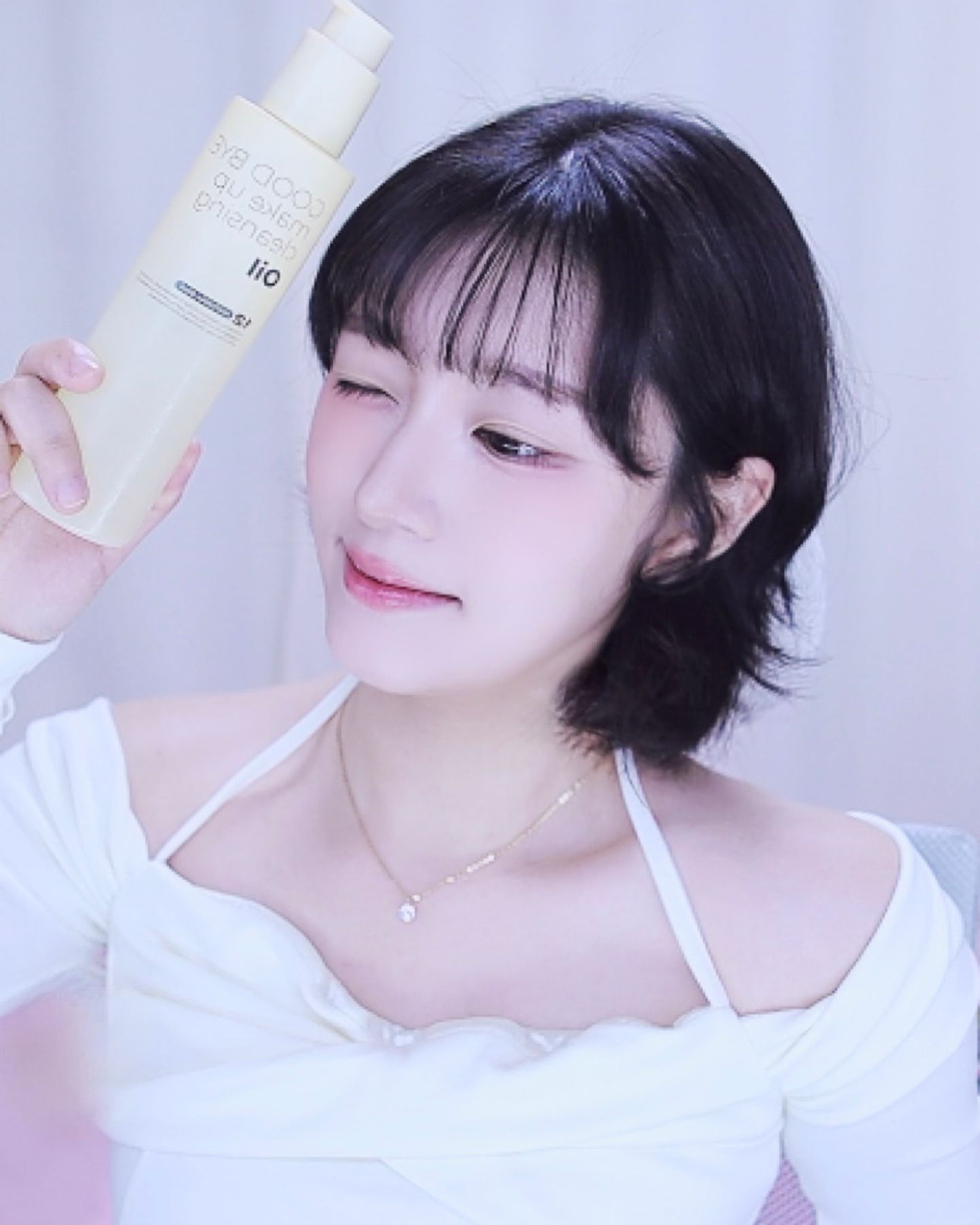 #협찬 안녕. 오랜만이지🩷

클렌징 오일 유목민 드디어 정착.👑
메이크업부터 노폐물, 피지, 블랙/화이트헤드까지 모두 케어 가능한 만능 클렌징 오일을 찾아따.
12가지 식물 유래 성분이 함유되어있어 가볍게 롤링만 해주면 바로 유화되는 오일🪽

⭐️6월 10일 런칭되어 현재 파격 할인 중! (50% 할인과 동시에 공식몰 첫구매 시 30% 할인쿠폰 즉시 증정 / 쿠폰중 복사용 가능) 얼른 날아가!🪽

#협찬 #비오엠 #bom #bomcosmetics #beautyofmajesty #굿바이메이크업클렌징오일 #비오엠클렌징오일 #클렌징습관템 #클렌징오일추천