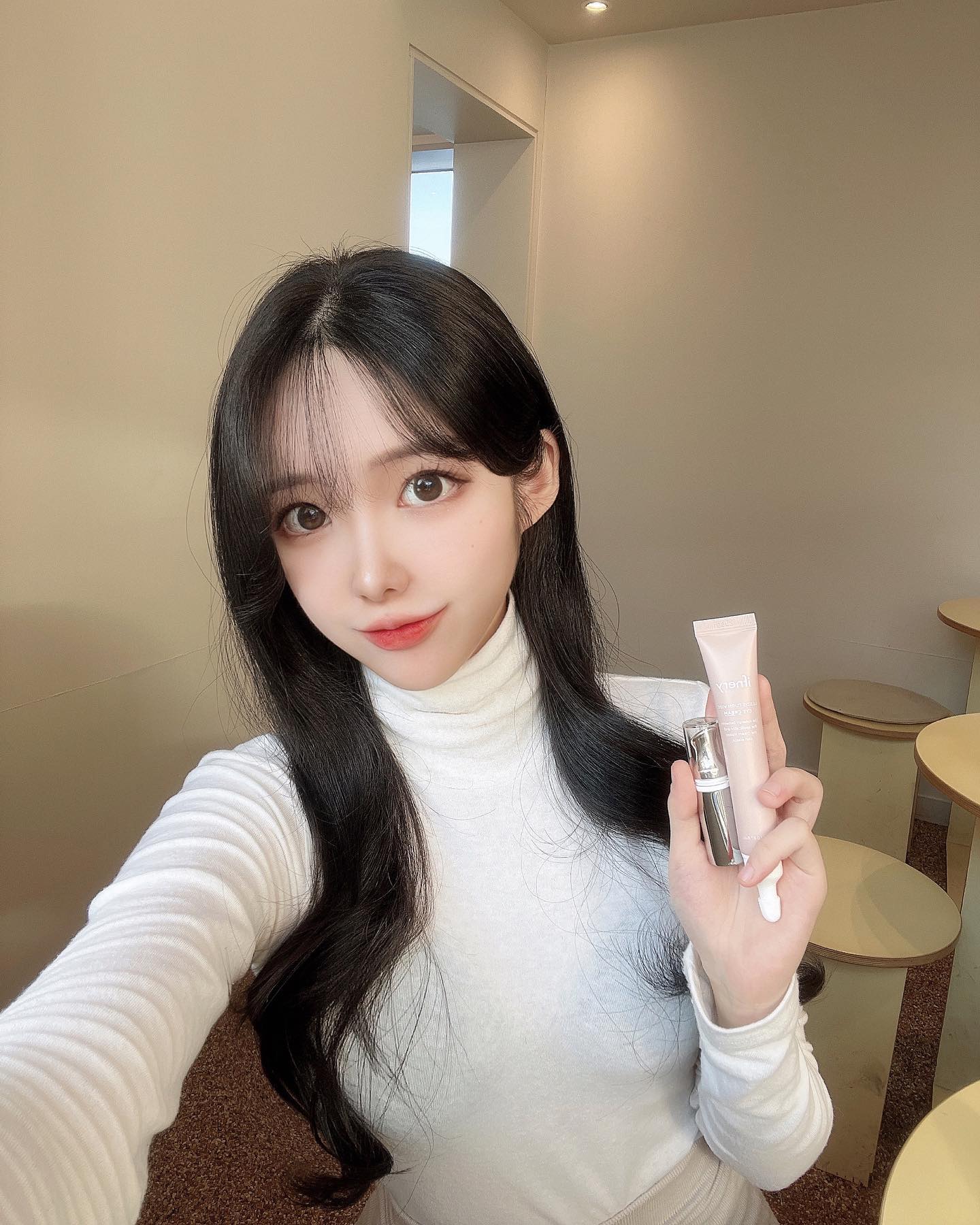 #광고 눈가 피부 관리﹗이젠 손이 아닌 진동 팁으로 편하게 관리해주자구용 ෆ

아이크림과 함께 포함된 미세 진동 팁이
피부에 빠르게 흡수 될 수 있도록 도와주는데

식물성 콜라겐과 펩타이드 콤플렉스가 함유되어 
피부 보습과 영양을 동시에 케어 해줄 수 있고
주름 개선과 피부 미백에도 도움을 주어요﹗

끈적임 없이 매끄럽게 발리면서 촉촉한 마무리감이라
저처럼 피부가 건조하신 분들이 사용하시면 
더 좋으실 것 같아요 ♥
.
.
#이프너리 #ifnery #이프너리리즈턴진동아이크림 #리즈턴진동아이크림 #이프너리아이크림 #이프너리진동아이크림 #아이크림 #아이크림추천 #진동아이크림 #진동아이크림추천 #탄력 #보습 #눈가보습 #눈가케어 #눈가주름 #주름개선 #미백 #화장품 #화장품추천