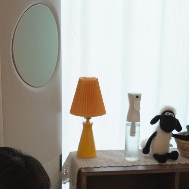 무화부부 on Instagram: "🧡 냄새에 진심인 무화부부의 #광고 어릴적 친구들의 옷에서는 그 친구만의 ’집 냄새‘가 났다. 후각은 적응력이 빨라서 나에게서는 어떤 냄새가 나는지 자각하지 못