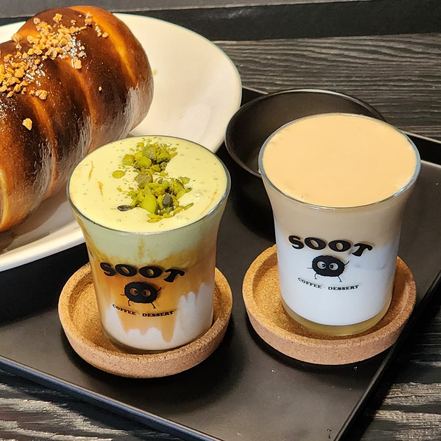 #협찬

단계동 #숯

주문즉시 구워주는 따끈따끈한 굴뚝빵 맛집 SOOT🖤
속은 부드럽고 겉은 살짝 바삭한 식감과
고소하고 진한 버터향이 가득해서 진짜 맛있었다

신메뉴로 출신된 버터스카치 라인은
굴뚝빵으로 즐기면 버터의 풍미가 배가 되어 맛있고 
버터스카치 크림이 가득 올라간 라떼로 즐기면 
고소함+달콤함이 조화로워 맛있는 메뉴였다

숯이라는 네이밍 답게 시크한 올블랙 인테리어에서
즐기는 맛있는 따끈한 굴뚝빵과 커피 완전 강추

🧾피스타치오크림 ₩6,500
버터스카치 크림 ₩5,500
버터스카치 굴뚝빵 ₩6,000

📍강원 원주시 이화5길 15 1층

🕓 11:00~20:00 (19:30 라스트오더)
매주 월요일 정기휴무

☎️ 0507-1428-1644

ㆍ
ㆍ
ㆍ

#굴뚝빵 #버터스카치 #인테리어맛집 #SOOT #원주맛집