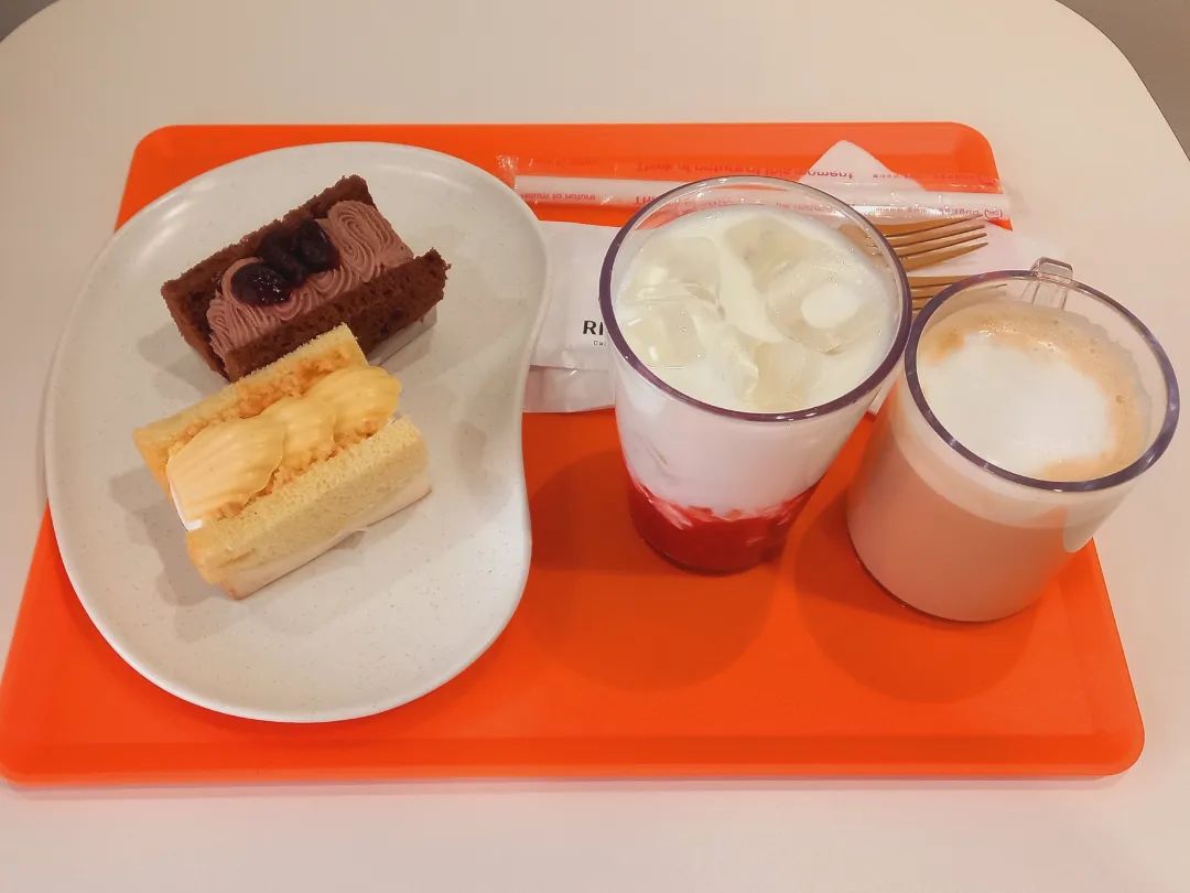 #방이동카페 #리뮤카페 

🥤아몬드라떼
아몬드의 구수한 맛과 커피의 씁슬한맛 

🍓 딸기라떼 
우유의 부드러움과 딸기의 상큼함이 조화롭고
딸기가 씹혀서 진짜 딸기를 갈아서 만든거 같았어요 
담백하고 부드러운 맛이었어요 

🍌 바닐라 쉬폰산도 
빵이 부들부들하고 촉촉함
처음 레몬의 상큼한 맛이 나고 
위에 초콜릿아니고 바닐라 푸딩
크림 부드럽고 바닐라향이 달달함

🍒 체리 가나슈 쉬폰산도 
체리가 아삭아삭 씹히고
고소하면서 은은한 초콜릿향이 좋았고 
너무 달지 않아 좋았어요

#올림픽공원카페 #송파구카페 #쉬폰산도