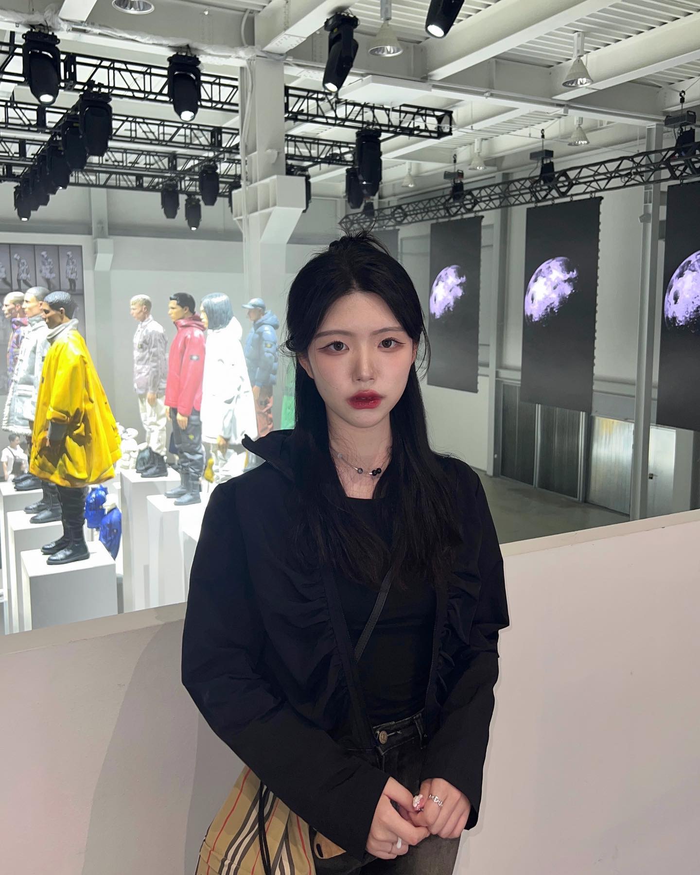 stoneisland_official 
새로운 의류 생산 과정을 볼 수 있던 전시회. 스톤 아일랜드만의 고유성과 브랜드 추구성을 다시금 일깨우게 되었다 🪨🖤
여긴 시간을 내서라도 꼭 가서 보시길! 

📍성수동 레이어41 스튜디오 / 9.09 - 7pm까지