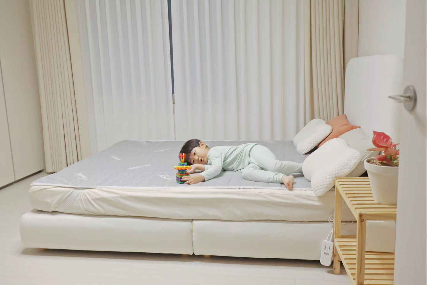 협찬 

아이들이 있어 더 꼼꼼하게 고른 전기매트 

전자파. 걱정 없이 안전하게 사용할 수 있는
나이몰리 매트로 선택했어요
원적외선 방사율 90.3%로
전자파 걱정 없고 

전기열선 zero, 세탁, 다림질까지 가능해
위생적으로 사용할 수 있답니다
부드럽고 고급스러운 원단은 
아이 피부에 자극없이 포근함을 즌고
초절전 64w로 전기세 부담도 없어 좋아요~ 

퀸 사이즈는 좌우분리난방이 가능해
취향껏, 선택할 수 있어 더 좋더라구요😊 

홈쇼핑 누적판매 16억원인
탄소매트로 많은 사람들의 선택을
받은 이유를 확실히 알겠네요~ 

#나이몰리매트 #나이몰리전기매트 #나이몰리
#나이몰리탄소섬유매트 #나이몰리카본매트
#나이몰리 #카본매트 #전기매트 #탄소매트
#전기요 #탄소섬유매트 #명품전기매트
#명품탄소매트 #아기방인테리어 #아기방꾸미기
#겨울침실