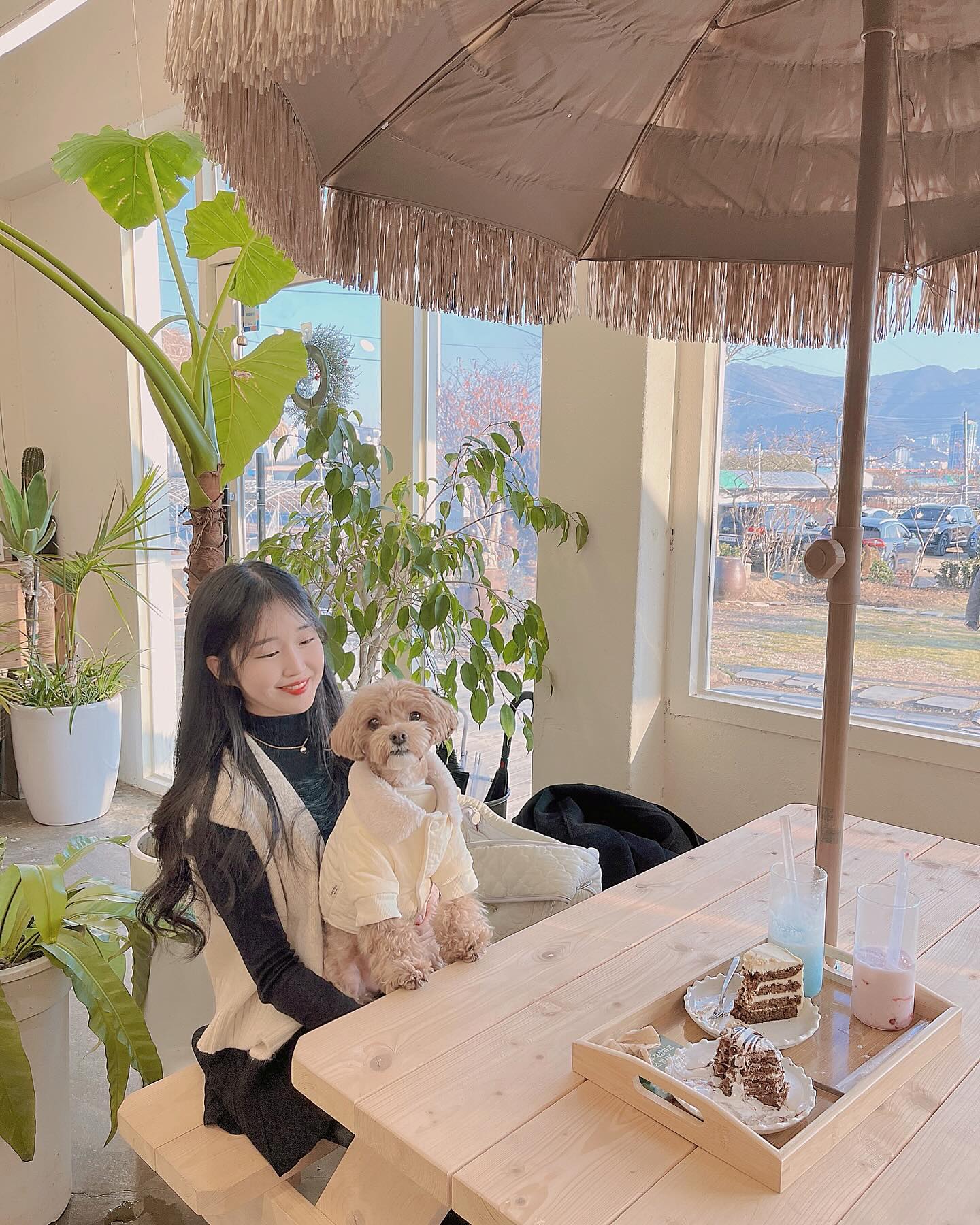 #협찬 
애견동반 낙동강뷰 카페 #해피삐데이 예요!

 
인테리어도 사장님 손길 다 느껴지는 이국적인 느낌에다가
펫프랜들리 매장이라 멍뭉이들과 함께 힐링할 수 있기까지🩵

 
2층 루프탑에서 절미는 재밋게 뛰어놀구🐶
(실내도 입장가능🙌🏻)
저는 12년지기 친구와 폭풍 수다로 힐링했어요💞

 
✨추천시그니쳐
대동강라떼(6500원), 누아제스무디(6500원)

 

happy_b_day_busan 
📍부산 강서구 동남로41번길 159-46
⏰매일 11:00 ~ 20:00 (L.O 19:30)
(매주 수요일 정기휴무)
✔️주차 가능, 야외 반려동물 동반 가능

 
#해피삐데이카페 #부산강서구카페 #강서구카페추천 #부산애견동반카페 #대저카페 #김해대동카페 #김해애견동반카페 #부산카페 #애견동반 #낙동강뷰 #낙동강뷰카페