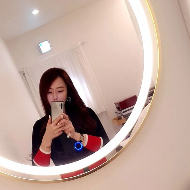 SIA💕 on Instagram: "#광고 #협찬 #송도에스테틱 

[인천 송도] ⚜️ "젠블리"_ 빛나는 얼굴

보통 일반적인 얼굴교정에서는 
뼈와 운동 및 마사지 정도만 다루는데,

<송도 에스테틱 샵>

⚜️ "젠블리"_ 빛나는 얼굴 에서는 

골격, 신경, 근육, 혈관, 피부까지 
토탈케어를 해준다해서 방문해봤어요~^^ 

단 1회만 받아도 비포 & 애프터가 
나온다고 하더니 
과연 홈피와 블로그에서 전후사진을 보니 
정말 놀랍게도 효과가 뛰어나더라구요~😍 

무리해서 아프게 진행하는 프로그램이 아니라 
가장 진보한 수기기술, 초음파, 미세전류 
시스템을 사용한 
[4단계 프로그램]을 통해 
보다 체계적이고 통증없이 
관리를 받을 수 있다는 게 참 좋더라구요.

게다가 얼굴의 뼈, 신경, 근육, 혈관, 피부까지 
케어를 해주어 
v라인, 물광피부, 속건조개선에
도움을 준다고 해요.

🔆프로그램 순서🔆

1️⃣ 에너지테라피 - 미세전류로 전신의 
  근육과 신경케어
2️⃣ 골격 조정 - 근육, 뼈 교정.
 (부드러운 롤링마사지로 
  혈액순환이 잘 되게 통증없는 수기관리)
3️⃣ 초음파케어 - 혈관 청소, 독소 배출, 윤곽관리
4️⃣ 줄기세포 스킨케어 - 피부탄력. 
 (줄기세포배양액인 고가의 수분물광앰플관리)

관리 후,
피부가 정말 눈에 확 띄게
탄력과 물광이 생긴 게 보였는데 
저녁약속에 만난 친구도 
얼굴에 뭐 했냐며 바로 알아보더라구요~ >_<
요즘 피부과 좋은데 다니냐며 ~ ㅎㅎ
바로 알아보니 정말 신기하던데요!!😆

통증도 없고 4단계로 피부 토탈케어를 
받을 수 있는데,
효과까지 2배‼️ 로 나타나니 
너무너무 훌륭한 관리 받고 온 것 같아
기분 완전 최고~!! 🌿
 
탄력이나 칙칙함, 트러블 등등 
이것저것 다양한 피부고민 있으신 분은

⚜️"젠블리" [송도점] 에서 
토탈케어 1회만
받고 오셔도 효과 진짜 보고 오실 듯 해요~♡ 

✔️ _젠블리 송도점_에서는 
기술위원회 박사학위 논문에 참여해 
뼈, 신경, 근육, 혈관, 피부까지 
3개월 16회 풀코스 변화 과정을 
경험하실 수 있는 분들은 정상서비스에서 
70% 할인해 드린다고 하니 특급!!할인가로 
토탈케어 받아보세요~^^
(정상가 1회 20만원에서 70% 할인하여 6만원)

⚛️ 젠블리 홈피 : www.genvely.com
☯️ 공식 블로그 : https://blog.naver.com/genvely

🏡주소 : 인천 연수구 신송로 154 더 제니스 508호

#송도V라인 #작은얼굴 #안면비대칭 #V라인 #피부탄력 #송도피부관리 #송도피부샵 #체형관리 #바디관리"