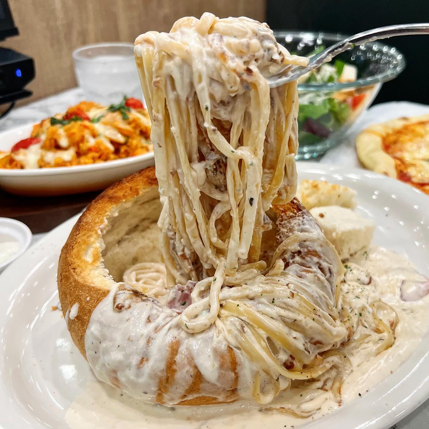 #협찬 잍산 리미니🍽️
.
고물가 시대에 맛있고 가성비 좋은 곳 양식 맛집 발견😋
리미니의 평일점심 (오전11시~오후3시)에만 제공하는 특급 서비스로는

1. 위에 테이블에서 바로 갈아주는 그라노파다노 치즈토핑이 들어간 신선한 샐러드🥗
2. 갓 구운 식전빵 깔조네와 특제소스 2종🥐
3. 엄선한 생두로 로스팅한 스페셜티블렌딩 커피☕️
4. 시원한 탄산음료🥤
1인 1메뉴 주문 시 위 혜택이 모두 무제한 제공 된다
(평일 저녁, 주말에는 9,900원에 샐러드&식전빵 무제한 제공)

우리는 리미니 듀오 세트로 먹었는데
피자 1종+파스타 1종+사이드 1종이 나온다
우리는 마르게리따 피자, 베이컨크림 빠네, 김치 치즈 오븐라이스로 주문했음🧾
물론 단품으로도 주문 가능하고 와인과 맥주도 곁들일 수도 있음

마르게리따 피자는 바질향과 수제 토마토소스,
맛있는 치즈가 조화로운 메뉴였고
베이컨 크림 빠네는 꾸덕하고 진한 소스가 너무 맛있었음💖
소스도 넉넉해서 빵을 끝까지 맛있게 먹을 수 있어서 좋았고
김치 치즈 오븐라이스는 매콤쉬림프오븐라이스랑 프라이즈바켓스랑
같이 이번시즌 신메뉴인데 양도 많고 쭉쭉 늘어나는 치즈랑 매콤한 김치라이스가 느끼함을 딱 잡아줘서 사이드로 너무 좋았다👍

푸짐한 식사에 스페셜티커피까지 한자리에서 해결가능한 가성비 좋은 식당으로 추천함😇
.
.
#마두역맛집 #마두동맛집 #일산뉴코아아울렛 #리미니일산뉴코아아울렛 #브런치맛집 #화덕피자맛집