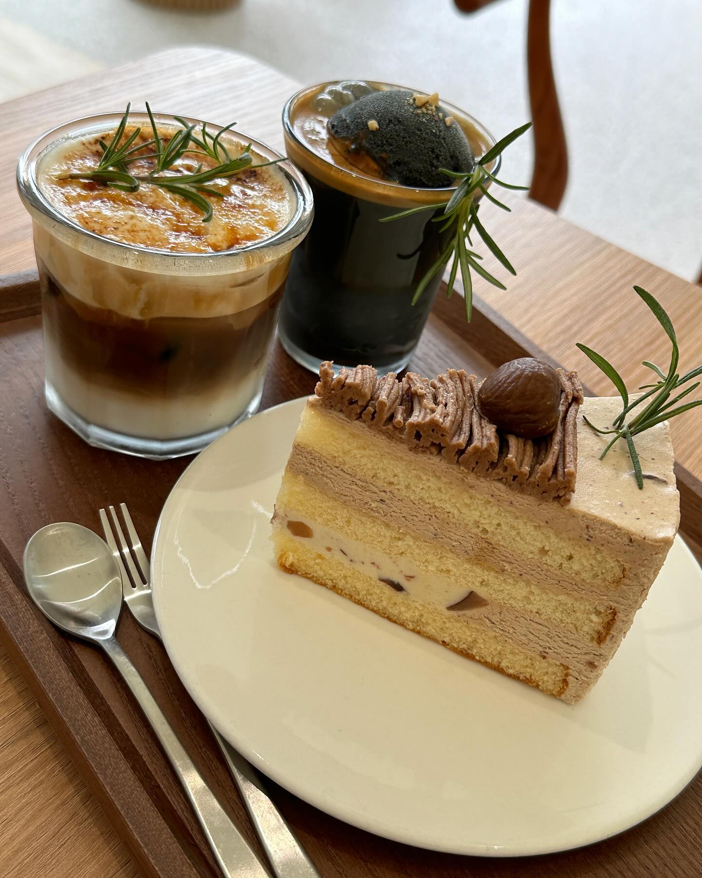 #협찬 

오랫만에 너무나도 취향저격인 카페에 방문했어요!
제가 우드우드한 인테리어를 엄청나게 좋아하고, 만약 집을 꾸민다면 라탄과 우드.. 뭔가 따듯한 느낌의 인테리어(?)를 선호하는데 #마쏘 인테리어가 완전 제 로망인 공간이였어요!
비오는날 방문을 했는데, 우드감성에 매장에 흐르는 노래까지 완전 취향저격🤭 안락하고 마음이 편해지는..

매장 벽면에 마쏘만의 시그니처 메뉴들의  이미지가 포스터로 붙여있는데, 다 너무 맛있어보여서 고민을 많이했어요,
저희는 #아몬드크렘브륄레라떼 와 마쏘#아포가토흑임자  그리고 디저트로 #꿀밤케이크 를 주문했는데, 음료가 나올때 왜 카페이름이 마쏘인지 설명된 종이도 나눠주시는데, 마쏘가 이태리어로 “돌멩이”라는 뜻이고,  자연친화적이고 현대감성을 표현하는 카페라고 소개가 되어있는데, 중간중간 돌멩이? 돌로 인테리어가 되어있고 음료들도 뭔가 자연에서 나오는 재료의 메뉴가 많고, 데코도 자연친화적? 인 느낌이 강햇어요! 음료맛은 말해모해!!!!
남자친구랑 저랑 카페에 오래 앉아있지를 못하는데 이날 비오는 밖의 거리를 보며 한참을 앉아잇다가 나왔어요.
다음이는 에이드나 밀크티 종류도 맛보러 방문해야겠어요!

📍인천 연수구 새말로 88 (연수동) 101호 

#연수역카페 #연수동카페 #연수동디저트 #인천카페 #카페스타그램#예쁜카페 #갬성카페 #카페맛집 #카페투어 #카페데이트 #분위기좋은카페 #인스타카페 #디저트카페 #카페추천 #신상카페 #좋반 #좋아요 #좋아요반사 #팔로우 #맞팔환영 #맞팔해요 #먹팔맞팔 #선팔환영