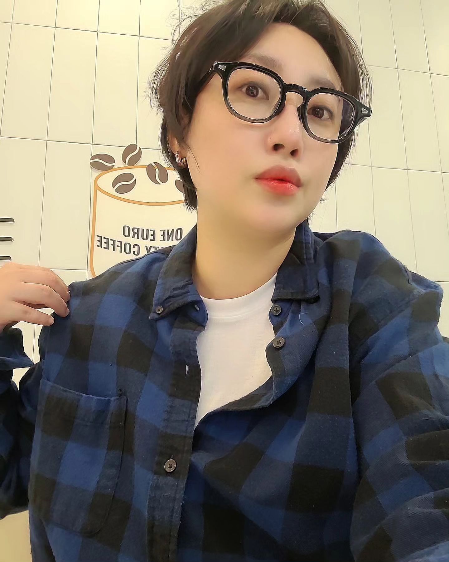 #일주일간카페인금지
#카페인금단증상
진짜 밥 먹고 나도 모르게 
뛰쳐 나와 완샷
카페인을 줄여 보고자 3일을 참았으나 
결국 안 되겠음

간만 혼커타임 
오늘 뭐 깔맞춤데이냐?ㅎㅎ

일단 숨 좀 돌려~
근데..
두둥!!!

눈 깜짝 할 사이 김론이 왔다
망했어🤦

쫌만 있다가 가자
너도 한잔 콜?
이제 내 피드는 다이어트 
기록장이 되겠구나
.
.
#커피수혈
#시간의압박
#너만아님저녁안차리는데
#30분만
#다이어트시작
#어쩌다보니깔맞춤
#아들맘
#픽드랍인생