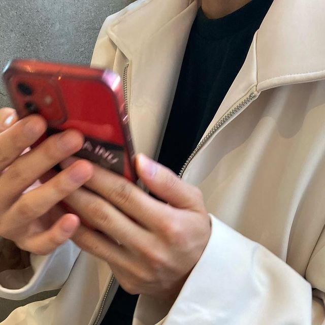 창 섭 on Instagram: "#광고 이제 슬슬 자켓을 입어야 할 날씨💨 @1rony9orno_official 에서 협찬받은 아이러니포르노 86-IRO240 볼드 스티치 알파 자켓을 올블랙 코디에 매치해 봤습니다. 폴리 100% 소재