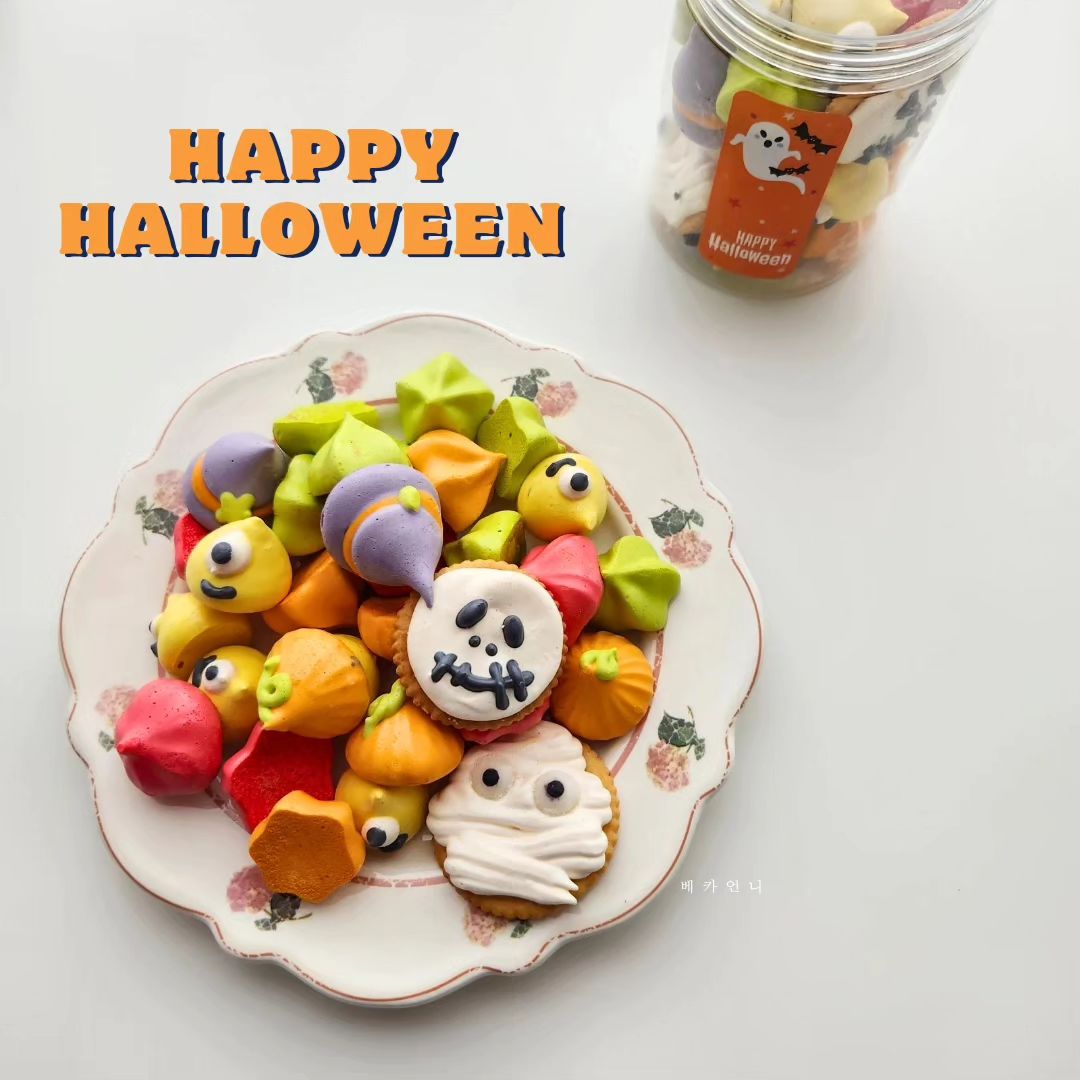 🎃할로윈구디백&머랭공구

할로윈준비 하시는분 👋

할로윈 다가오니 
아이들 영어학원에서도 
파티준비를 시작하더라구용✨️

추석공구때 크래커가 부족해서
머랭옵션도 못만들구.. 
찾으시는분들도 많아서
넘넘 죄송했는데ㅜㅜ

거래처 사쟝님이 힘써주셔서
이번 할로윈데이 구디백공구는 
무사히 진행할수있게됬어요🙆‍♀️

할로윈 구디백으로,,
두가지종류 준비해보았는데요:)

크래커나 프레첼 좋아하면 A세트 
기본머랭 좋아하면 B세트 
사실 요 두가지는 
호불호가 없을거라고 확신해용 ㅎㅎ

어린이집,유치원,학교,학원 
친구들에게 선물로 하나씩!! 
지인이나 직장동료들에게 나눠주기에
가격은 착하게❗️
구성은 알차게 준비해서 ❗️
선물받는분들이 옴총 좋아하실거에요 

기존 머랭이랑 초코칩 구성두
같이 진행하니 구성 참고해주세용🙏

그리구 가장중요한고..
흑 아쉽게두..크래커머랭은 수입문제로
이번이 마지막공구가 될것같아요
기다렸던분들은 꼭 놓치지말기욤🫶

✔️츄파츕스 종이포장 디자인은 바뀔수 있어요
✔️구디백은 한정수량이라 고민하시다가 품절되실수있어요

🎈구성
☑할로윈구디백 A세트
(크래커머랭 8개+프레첼머랭4개+블랙스모어쌀쿠키1개+츄파츕스)
할로윈A세트 10개 구매시➕️1개서비스
☑할로윈구디백 B세트
할로윈B세트 10개 구매시➕️1개서비스
☑크래커머랭 노란통(54개입)
머랭통 10개 구매시➕️1개서비스
☑쁘띠초코칩 노란통(43개입)
☑프레첼머랭 4봉 

➰공구기간 : 10월 19일~23일
➰배송기간 : 10월 25일부터 순차출고
(배송일지정필요시 배송메세지에 꼭!! 적어주세요)

**유통기한은 상세페이지에서
확인가능합니다**

💌홈페이지 미업데이트 공구제품이니 
문의는 디엠이나 댓글부탁드려요
